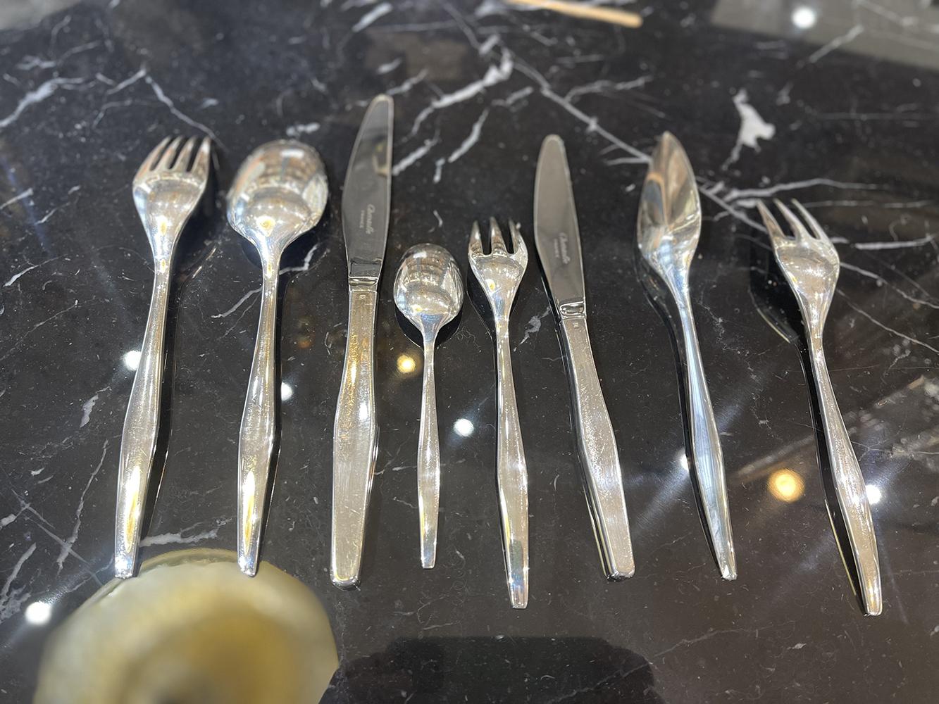 Orly christofle cutlery set 95 pieces and including:

- 12 forks and 12 table spoons
- 12 table knives,
- 8 fish cutlery, i.e. 8 forks and 8 knives
- 12 dessert forks
- 12 coffee spoons
- 12 dessert knives

7 serving pieces: sugar tongs,