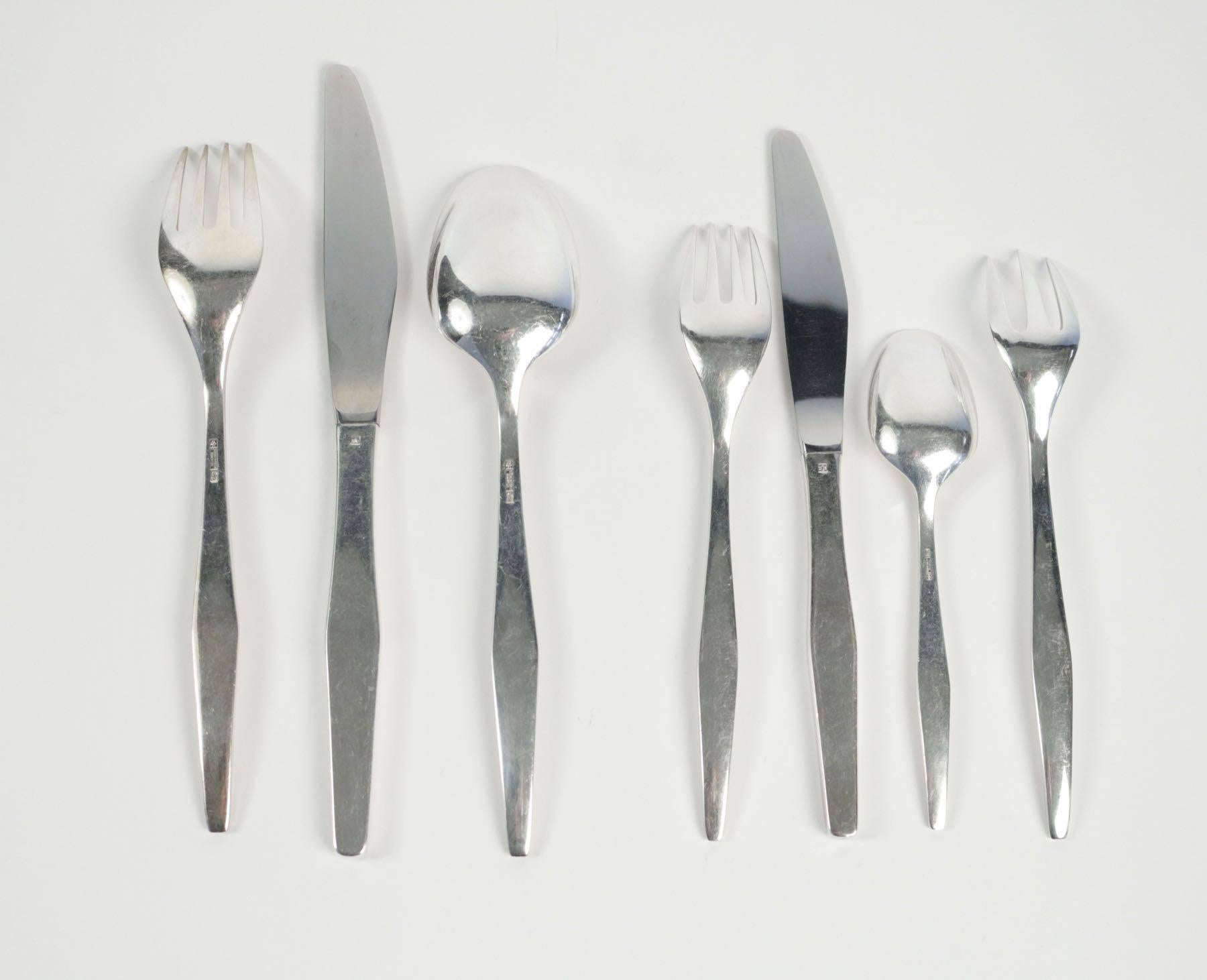 Christofle Orly silver plated dinner pieces. 

1960s design Sabattini.
Christofle Orly, flatware 140 pie`ces, Lino Sabattini.
• 24 table forks
• 12 table spoons
• 12 table knifes
• 12 dessert knifes
• 12 desssert forks
• 24 dessert