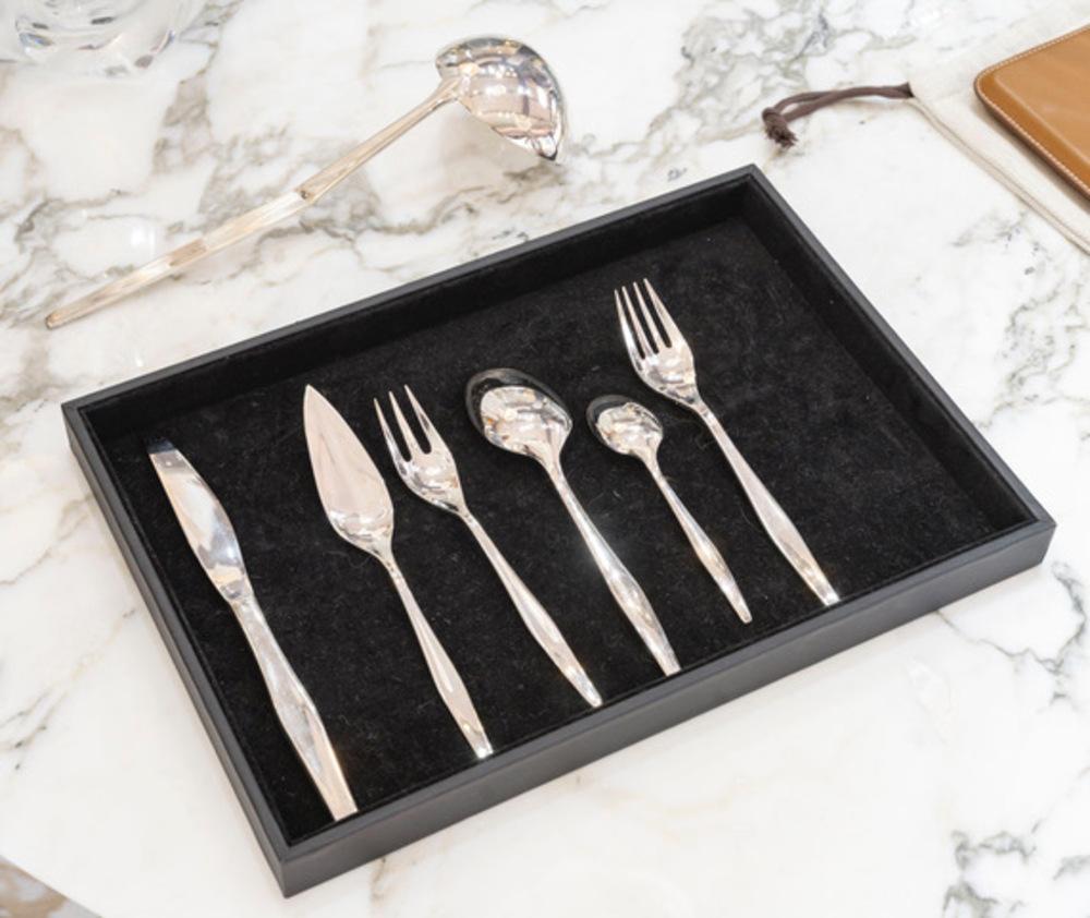 Set di posate composto da:


12 forchette da tavolo
12 cucchiai da tavola 
12 coltelli da tavola 
12 forchette da pesce
12 coltelli da pesce
12 cucchiaini
1 mestolo 


Modello creato da Lino Sabattini per Christofle in  1957

Lanciato  Sabattini,