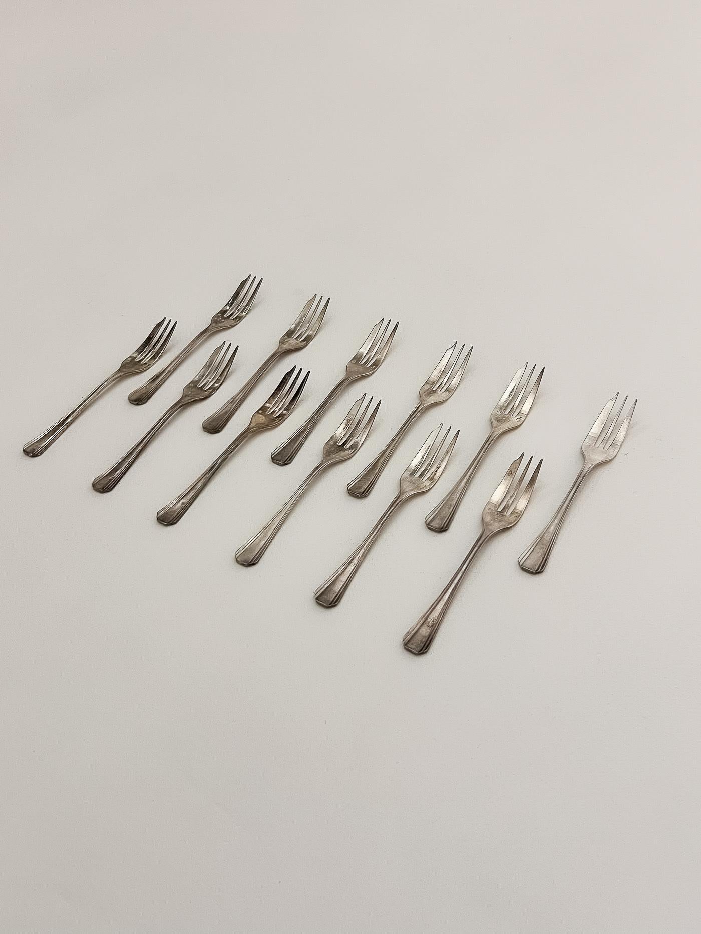 Set de douze fourchettes à huîtres en métal argenté de Christofle. Très bon état.
LP2155