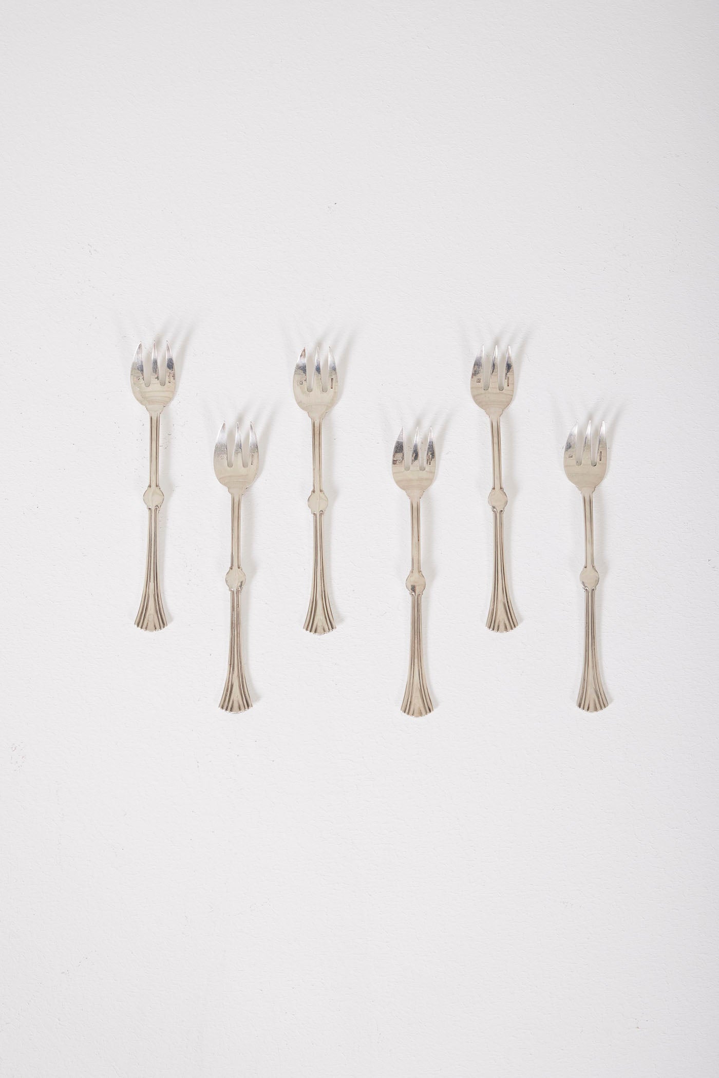 Set of 6 Christofle silver-plated oyster forks. Very nice condition.
LP2134