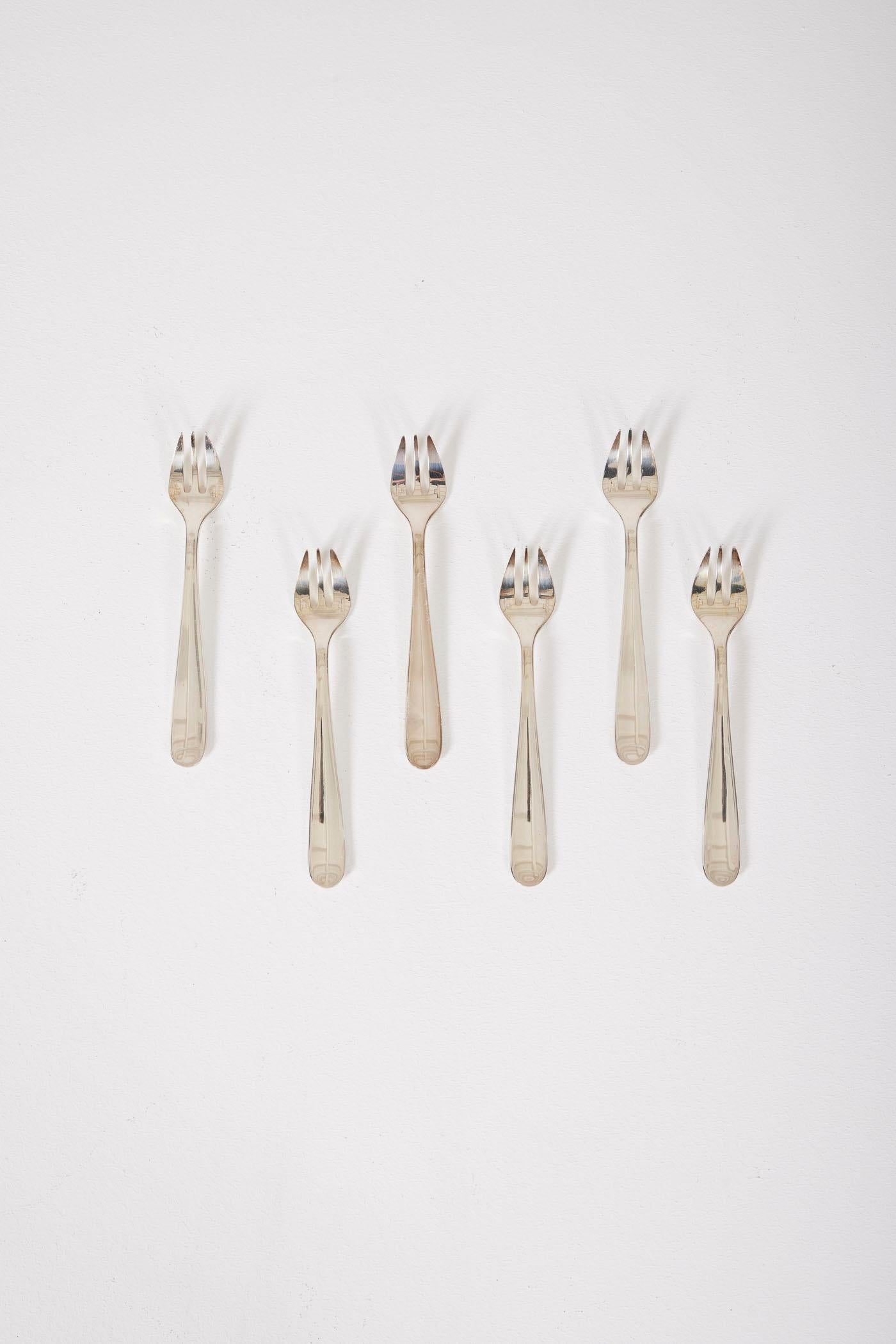 Set de 6 fourchettes à huîtres en métal argenté estampillé par Christofle. En bon état.
LP2136