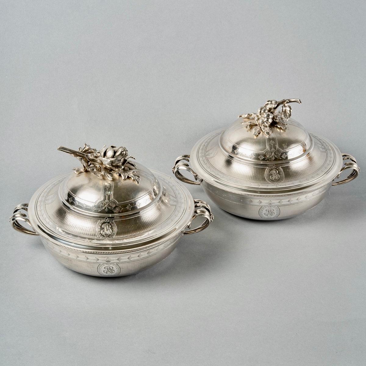 Pair of tureens made in 925/000 solid silver guilloché in a circular shape with side grips in a stylized vegetable shape. 

Lid surmounted by an artichoke stem in the round. Silver interior lining.

Title mark and goldsmith's mark on all