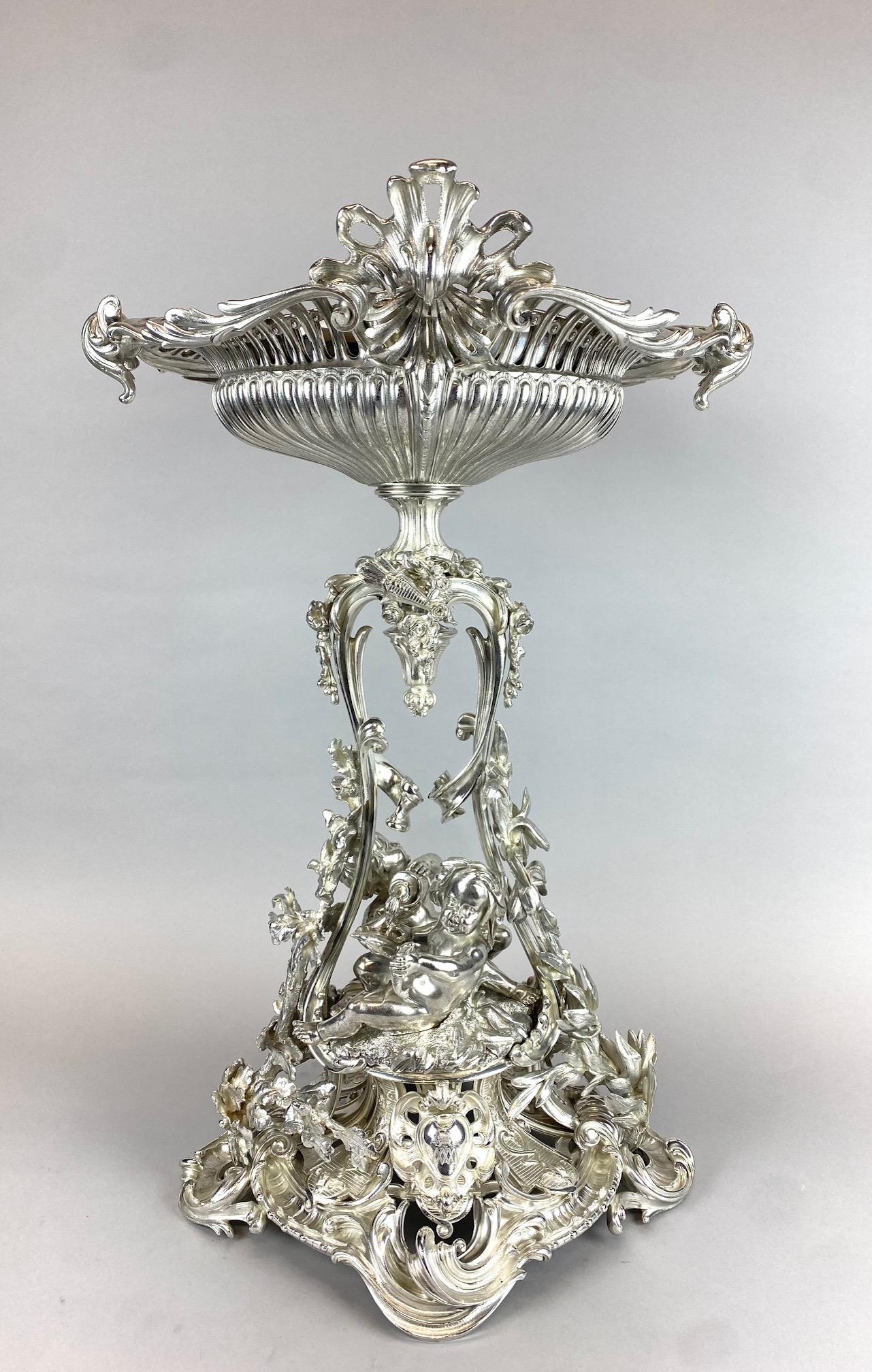 Uno spettacolare centrotavola in argento del XIX secolo di Christofle.
Firmato e numerato.

Francia, 1860 circa.

Il centrotavola è verniciato, quindi non è necessario lucidarlo.

Dimensioni:

H68,5 x L40 x P32 cm.
H26,97 x W15,75 x D12,60 pollici.

