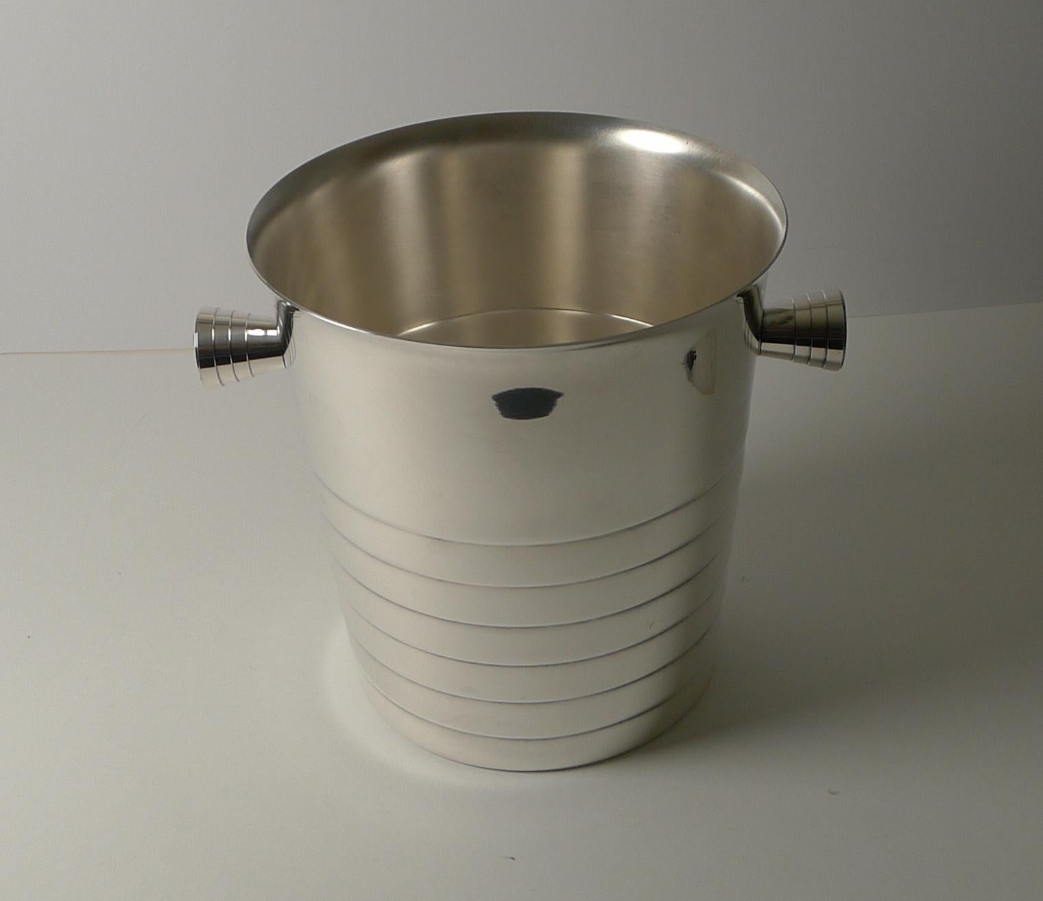 A fine and very smart champagne bucket / wine cooler made by the top-notch French silversmith, Christofle of Paris.

The design is 
