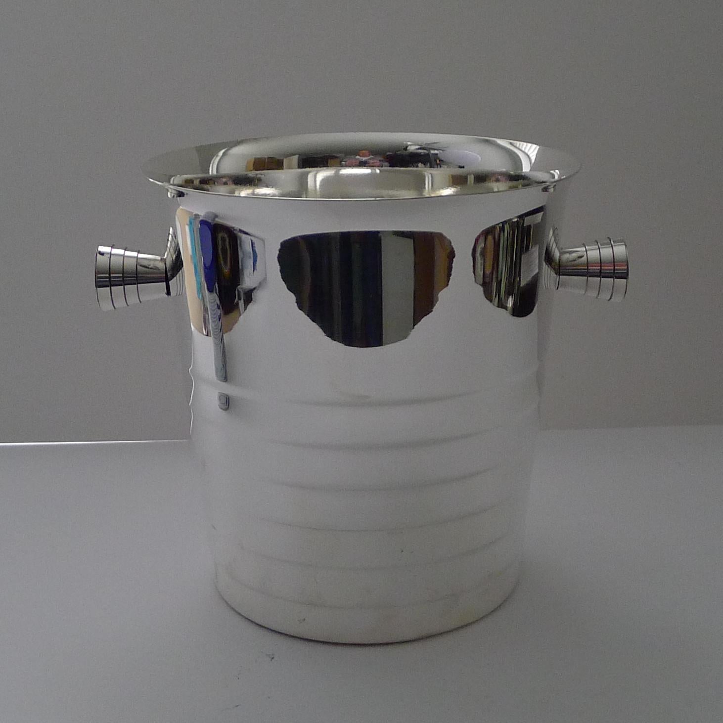 A fine and very smart champagne bucket / wine cooler made by the top-notch French silversmith, Christofle of Paris.

The design is 