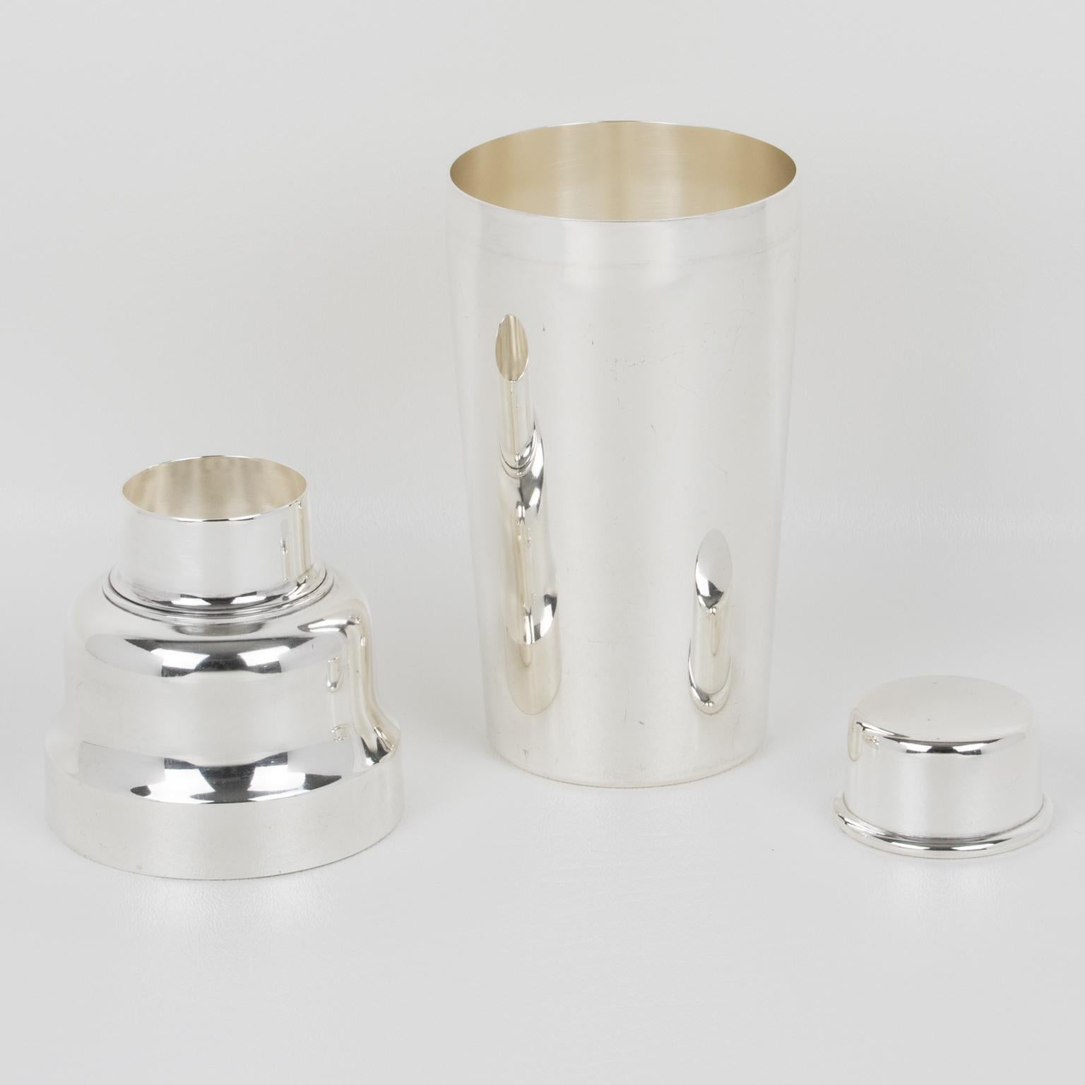 Un elegante shaker cilindrico per cocktail o Martini in argento della metà del secolo scorso, 1950, progettato dall'argentiere Christofle, Parigi. Lo shaker per cocktail a tre sezioni è dotato di un tappo e di un colino rimovibili. L'incantevole