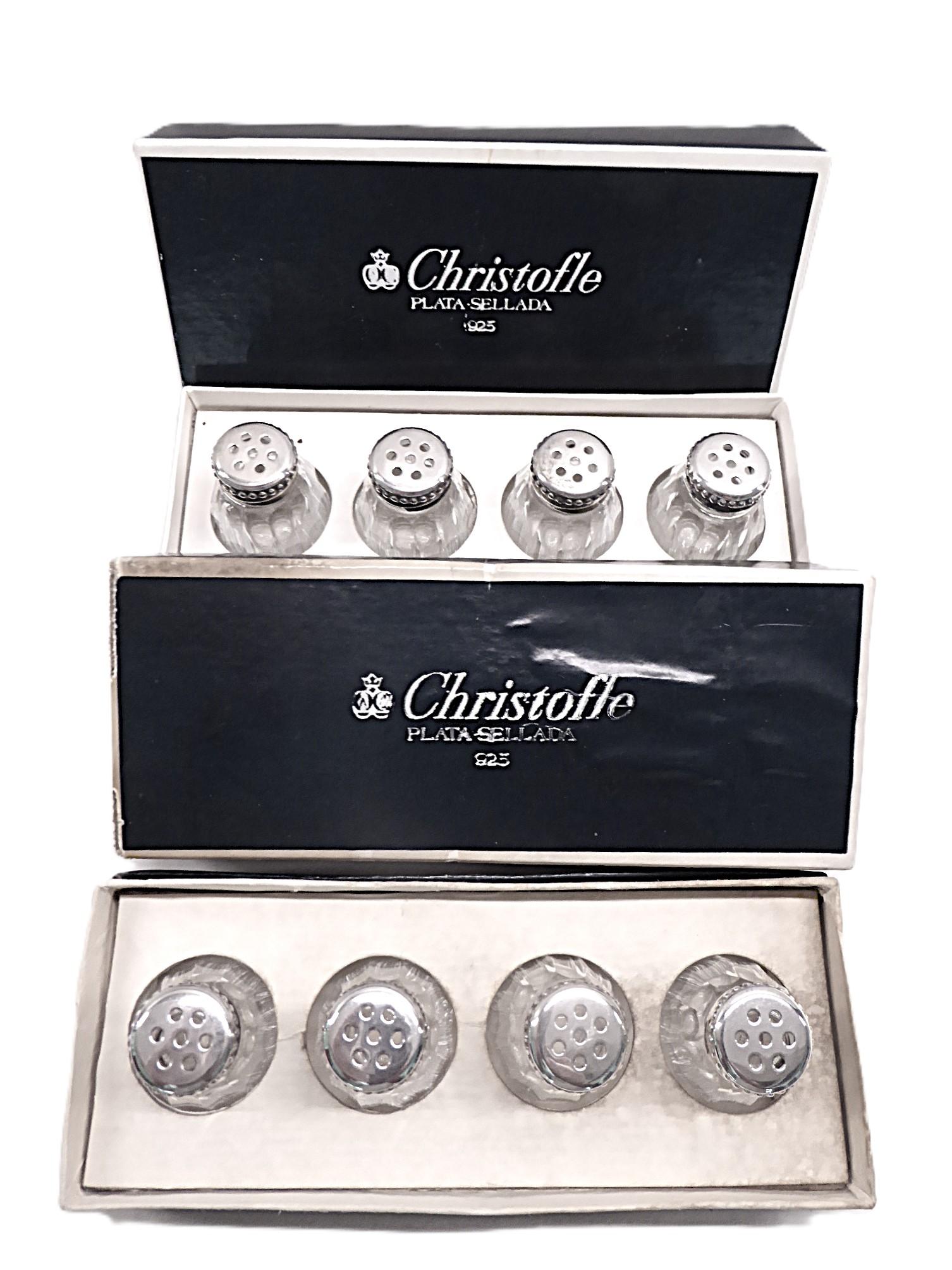 Christofel, Frankreich, vier einzelne PERLES Salz- und Pfefferstreuer mit Glasböden und 925er Sterlingsilberaufsätzen.  Das 1958 entworfene Glas hat eine geriffelte Oberfläche und die silberne Platte einen perlierten Rand und eine glatte