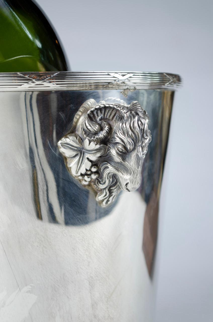 
Christofle, Ram's Head Champagne bucket 

¡Excellent Condition!
A gorgeous silver plated French champagne bucket/champagne cooler.
The best quality you can expect, very, very heavy and solid, the work of the top Parisian silversmith,