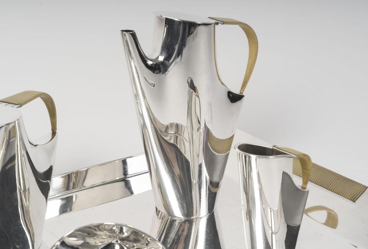 CHRISTOFLE - SABATTINI - Modernist Tea/Coffee Set on its Solid Silver Tray Circa In Excellent Condition For Sale In SAINT-OUEN-SUR-SEINE, FR