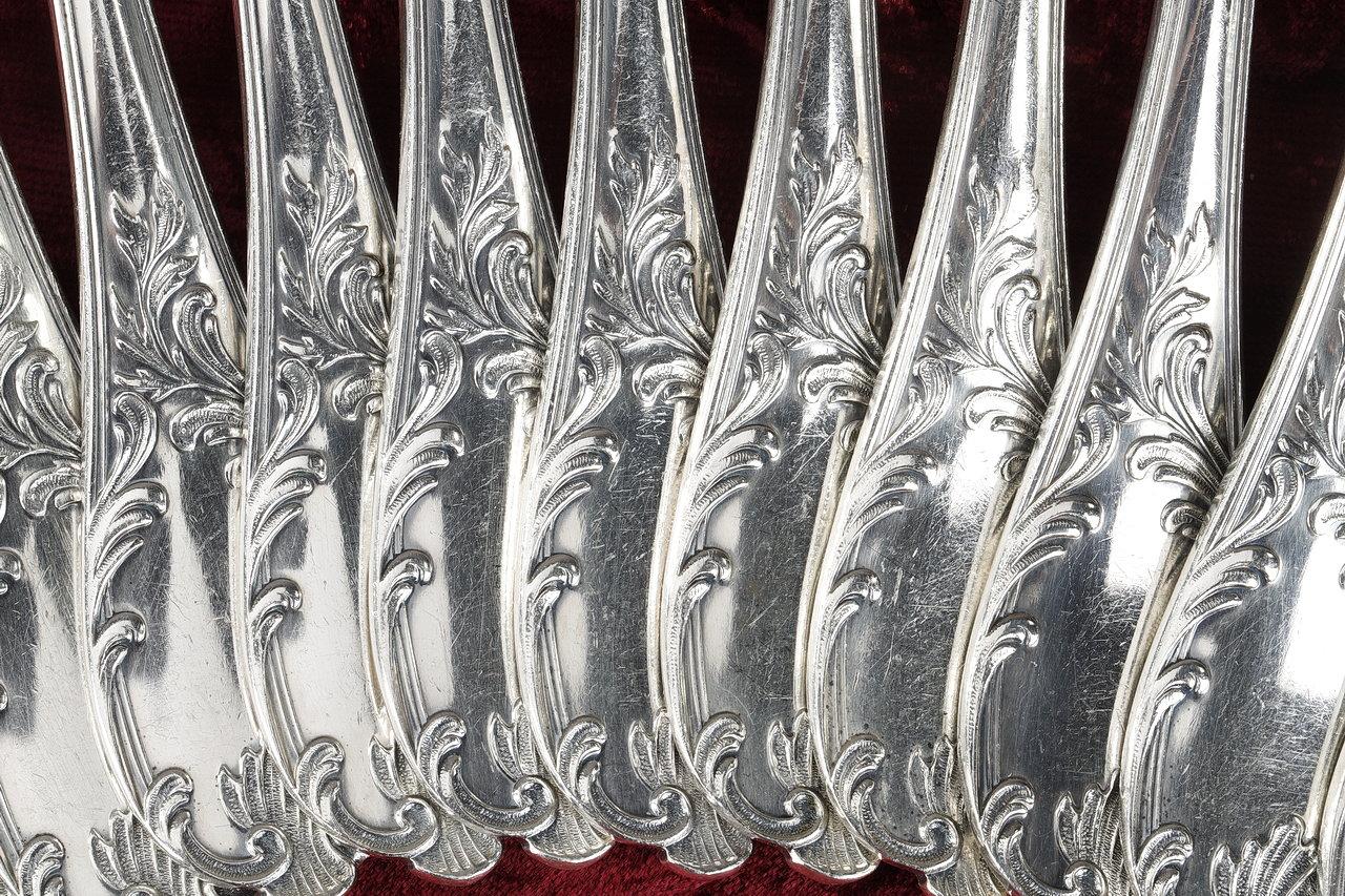 Christofle, ensemble de 51 couverts en métal argenté de style Louis XV en vente 5