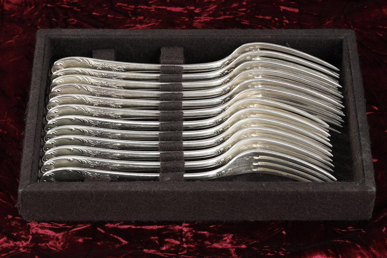 Christofle, Set of 51 Louis XV Style Silver Plated Flatware For Sale 6