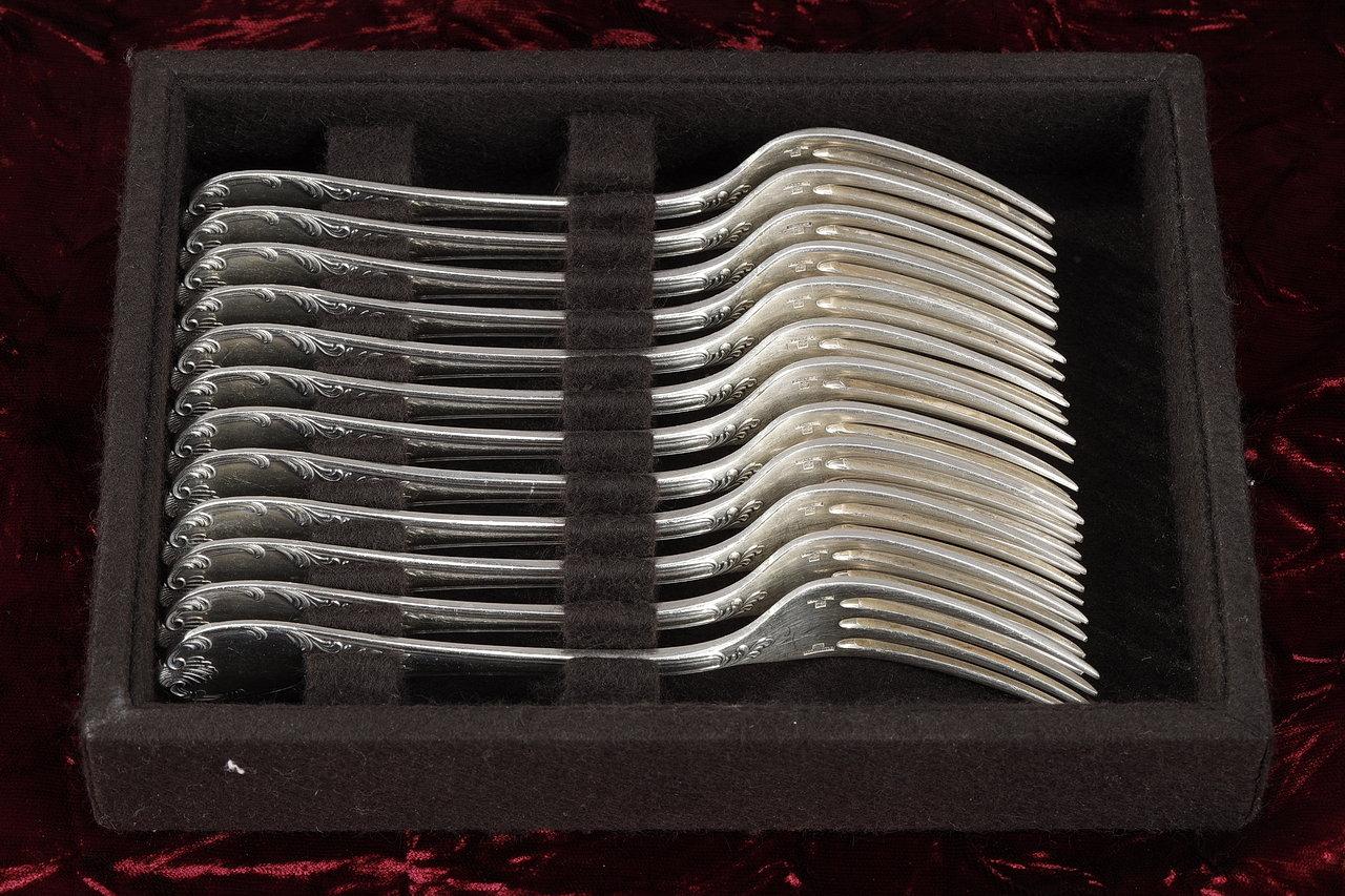 Christofle, Set of 51 Louis XV Style Silver Plated Flatware For Sale 7
