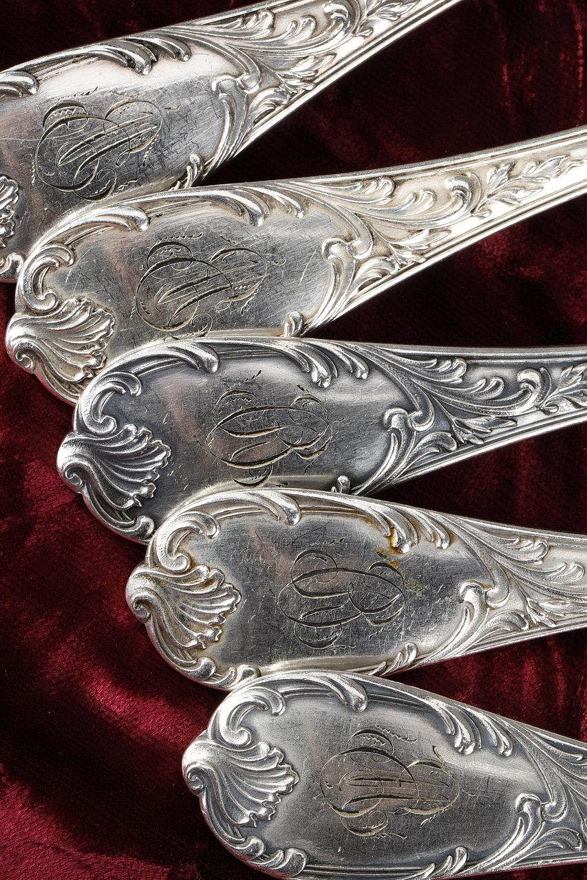 Christofle, ensemble de 51 couverts en métal argenté de style Louis XV en vente 12