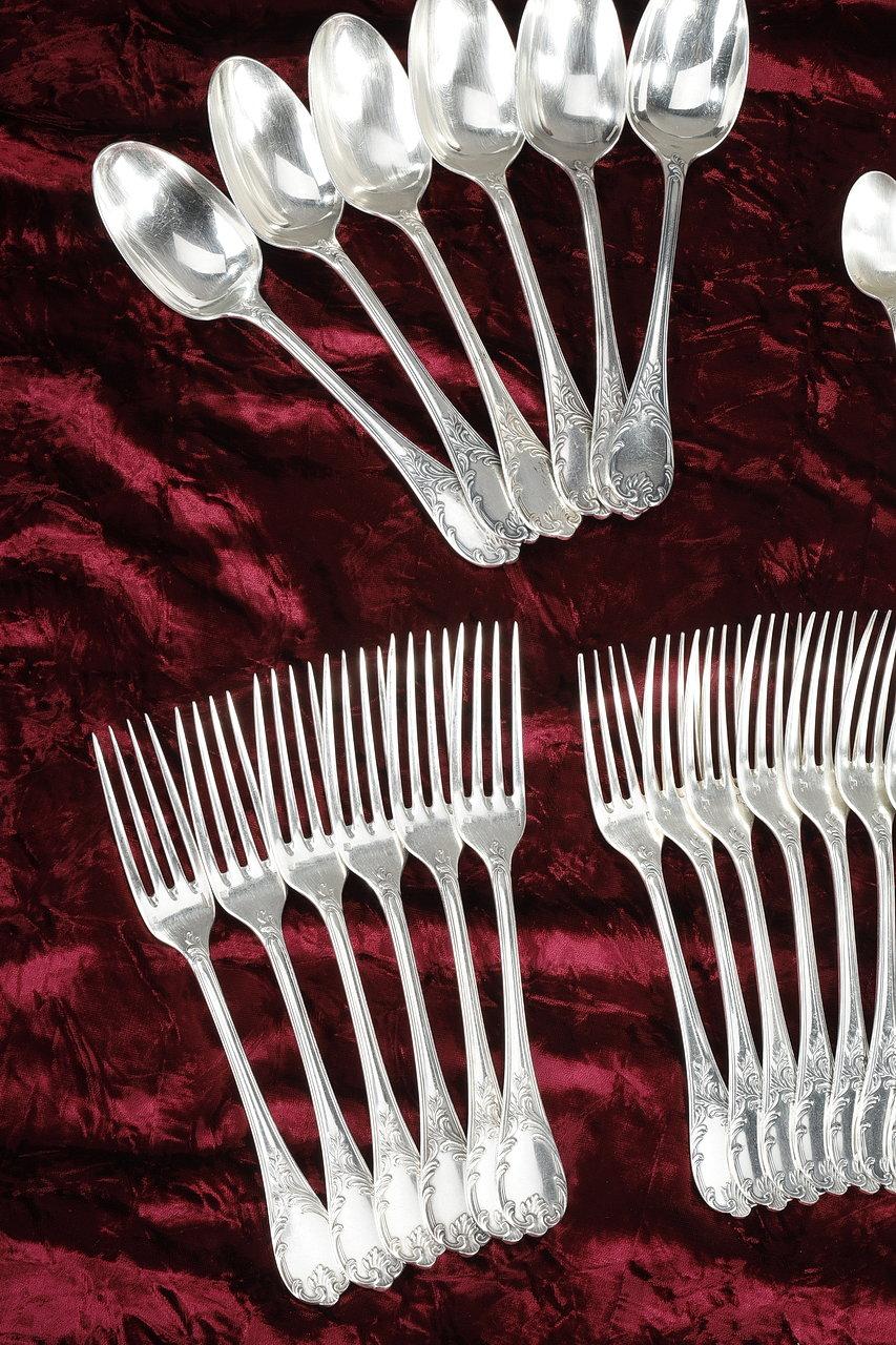 Christofle, Set of 51 Louis XV Style Silver Plated Flatware In Good Condition For Sale In Paris, FR