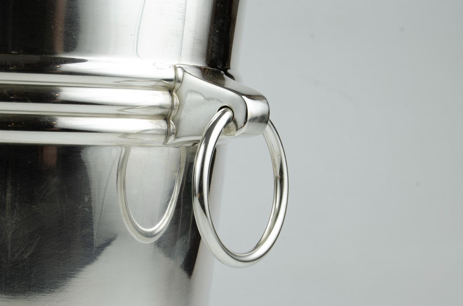 Cubitera de champán de metal plateado Christofle de los años 60
Una elegante champanera fabricada en metal plateado por la renombrada Christofle, originaria de Francia a mediados del siglo XX. Esta pieza intemporal es testigo de una calidad