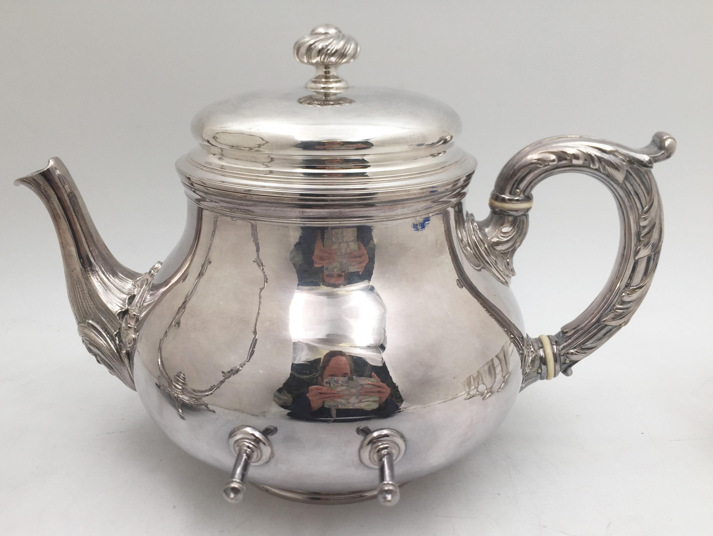 Tetera de plata Christofle con soporte de estilo rococó en Bueno Estado en New York, NY