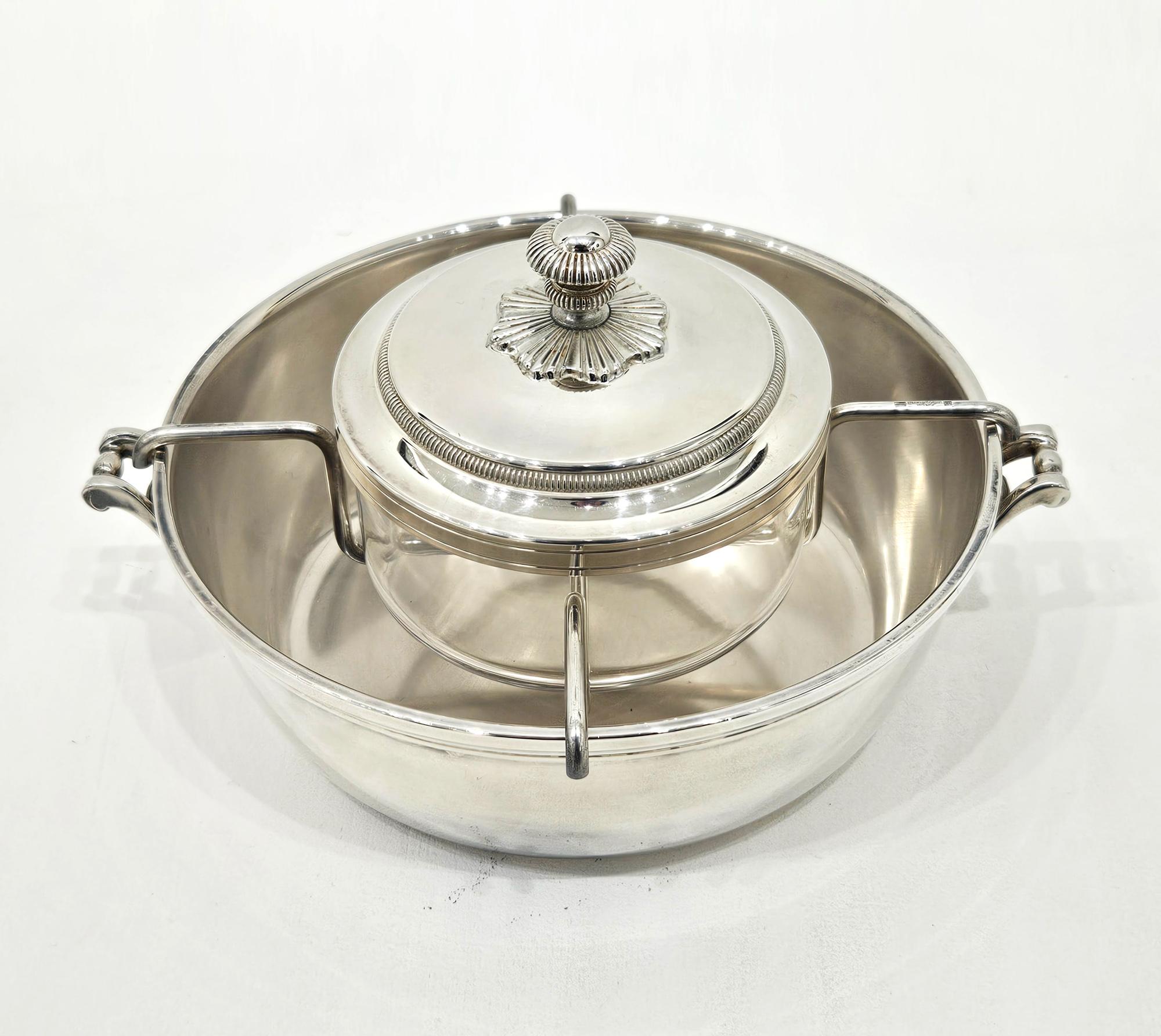 Una superba ciotola per caviale d'epoca placcata in argento con inserto in vetro realizzata da Christofle di Parigi nel 1980 circa, presentata nella sua scatola originale. 

Questo set per caviale è composto da quattro pezzi: una ciotola per il