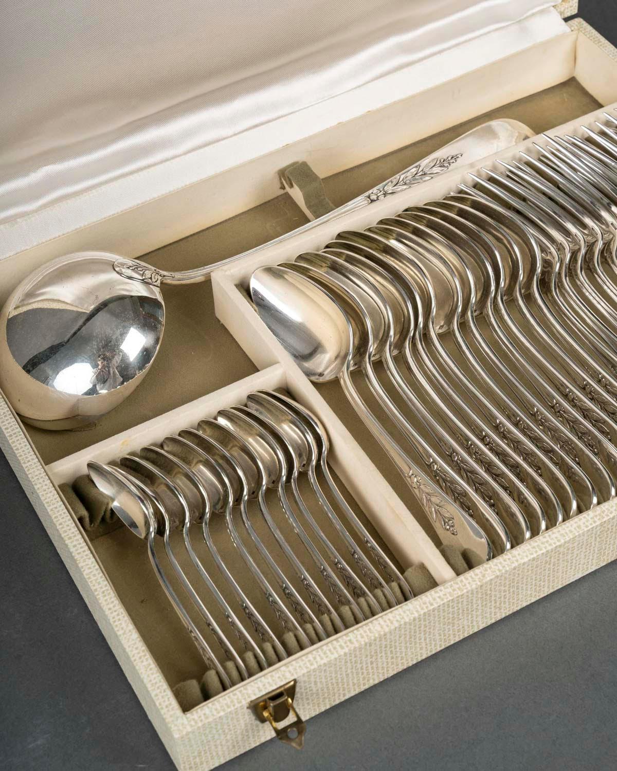 Service de couverts en argent plaqué Christofle, 20e siècle.

Service de couverts en argent plaqué Christofle dans son coffret d'origine, 20e siècle, manque une petite cuillère.
H : 7cm, L : 40cm, P : 30cm

12 fourches
12 cuillères
11 cuillères à