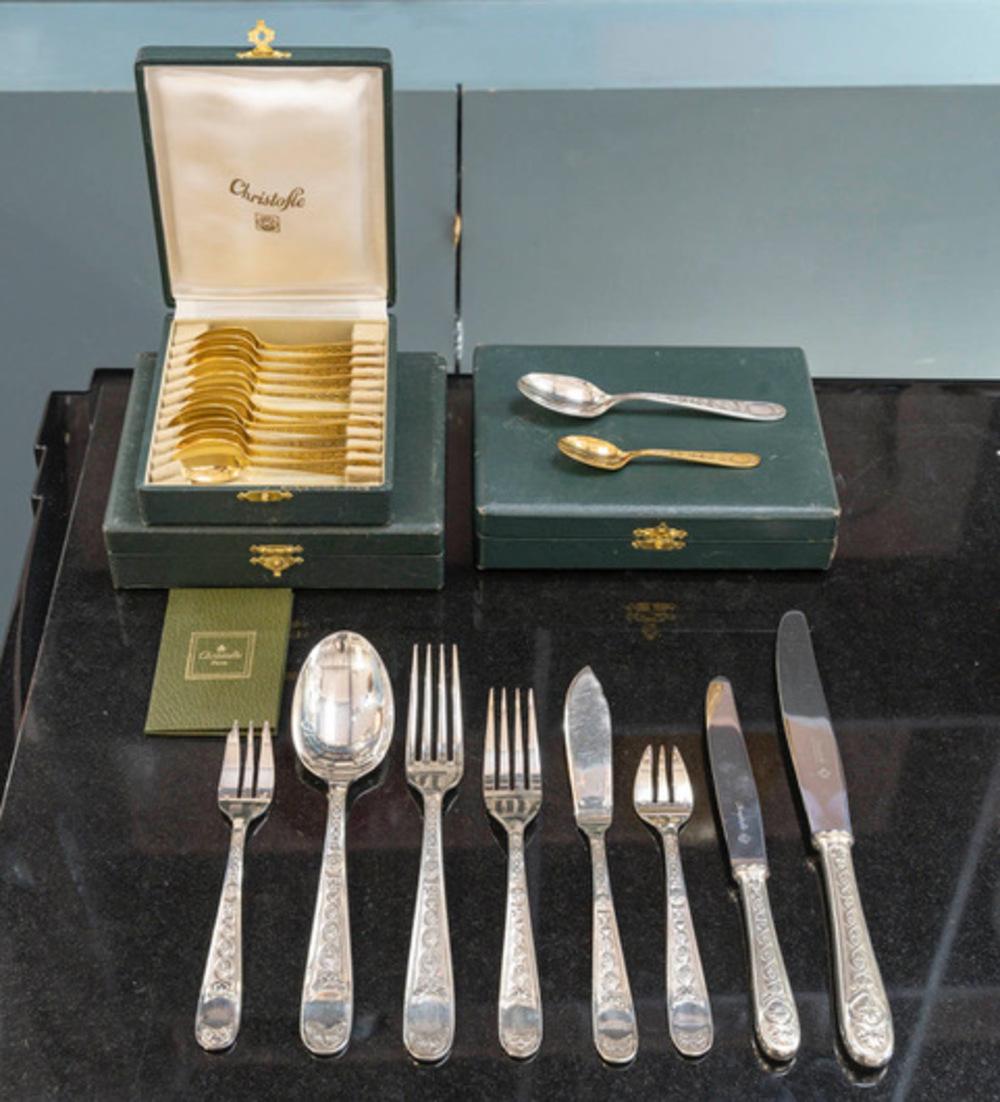 Set di posate in argento placcato di Christofle, 20° secolo

Modello Villeroy

Composto da:
- 12 forchette e 12 cucchiai
- 12 forchette e 12 coltelli da pesce
- 12 forchette per ostriche
- 12 forchette per dolci 
- 12 cucchiaini
- 12 cucchiai da