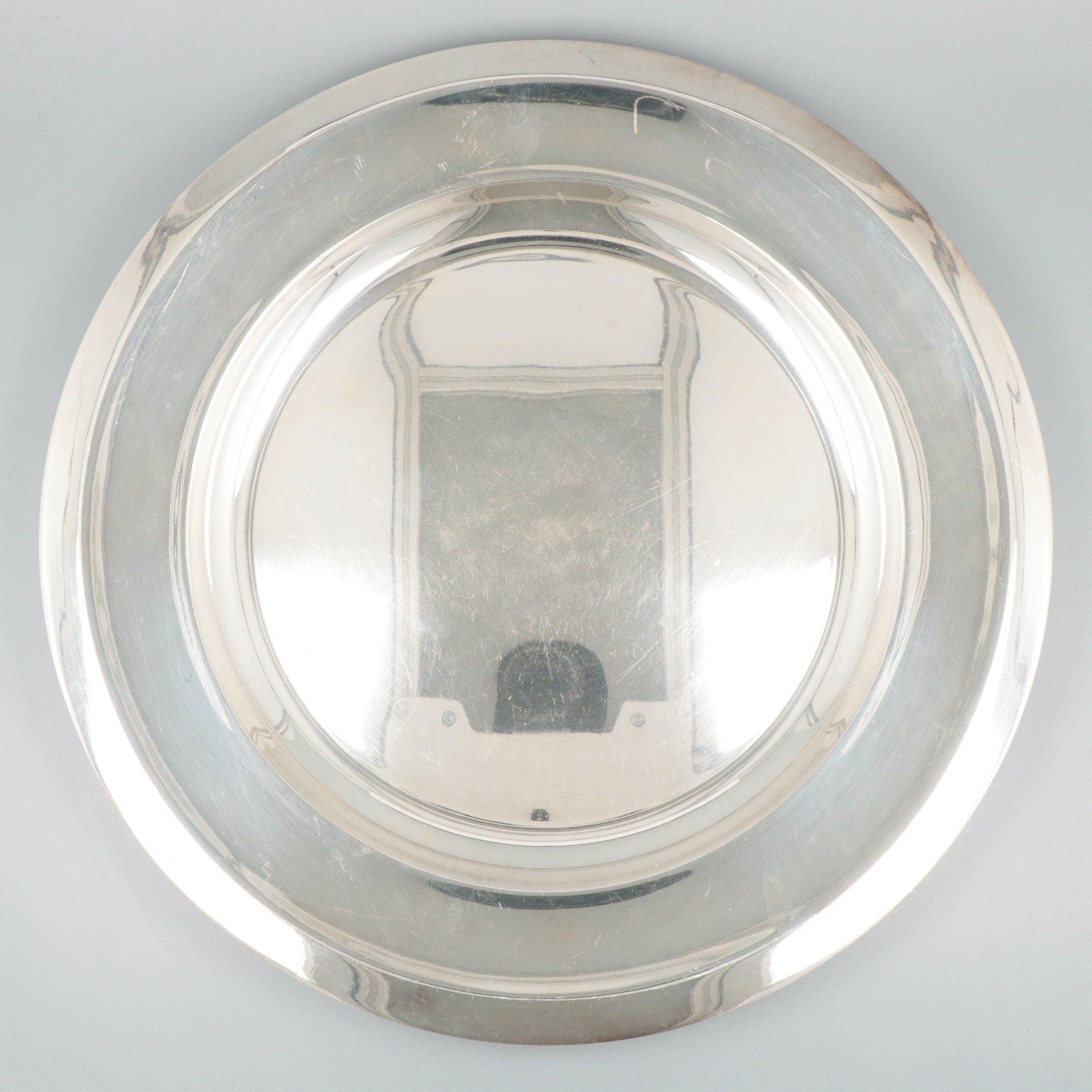 Orfevrérie Christofle Silver Plated Serving Dish

I recently had the pleasure of acquiring the Orfevrérie Christofle Silver Plated Serving Dish, and I must say, it is a true gem for any discerning collector or lover of fine tableware. This