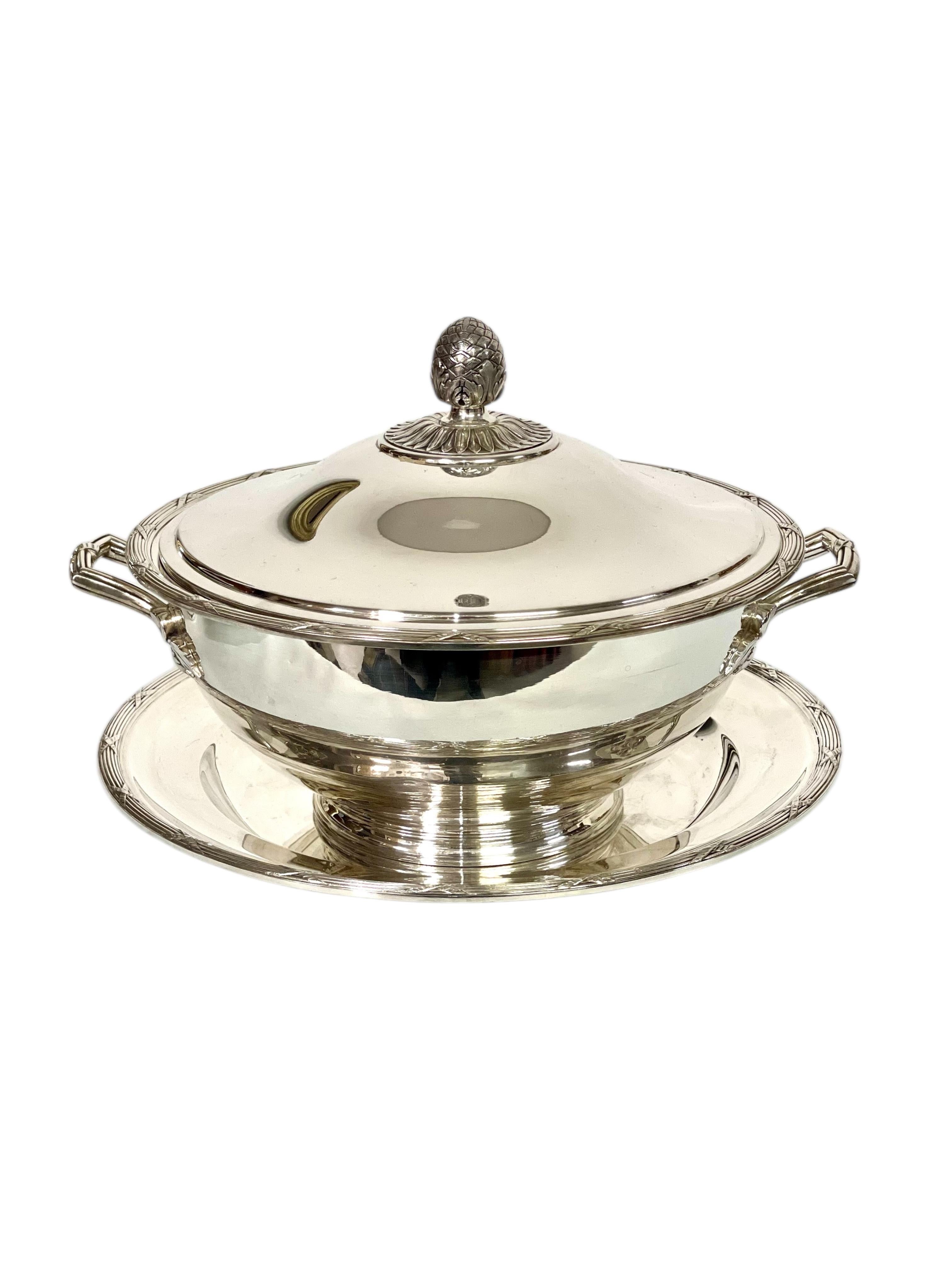 Cette exquise soupière en métal argenté est un exemple raffiné de l'art de la table français de la célèbre maison Christofle. Marquée du poinçon classique de Christofle et estampillée 