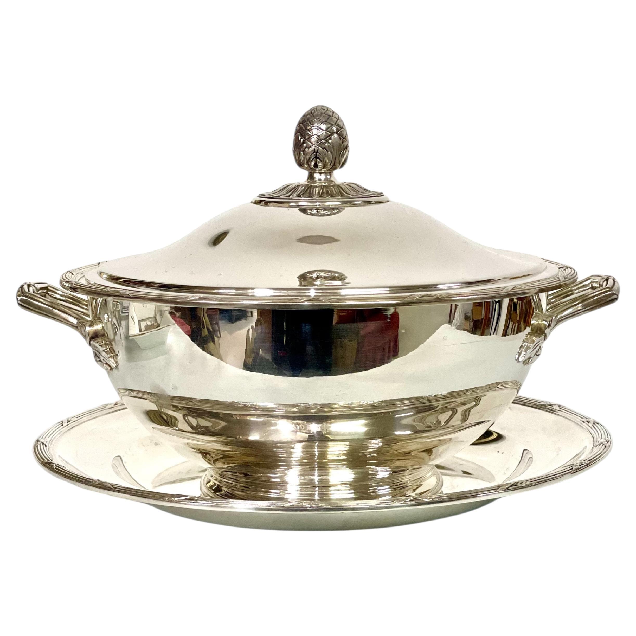 Sopera y bandeja chapadas en plata Christofle, circa 1900