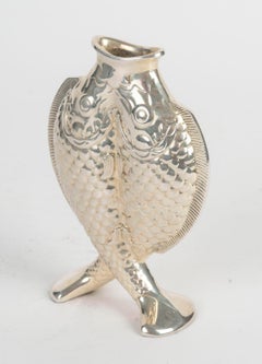 Jarrón chapado en plata Christofle con dos peces, Siglo XX.