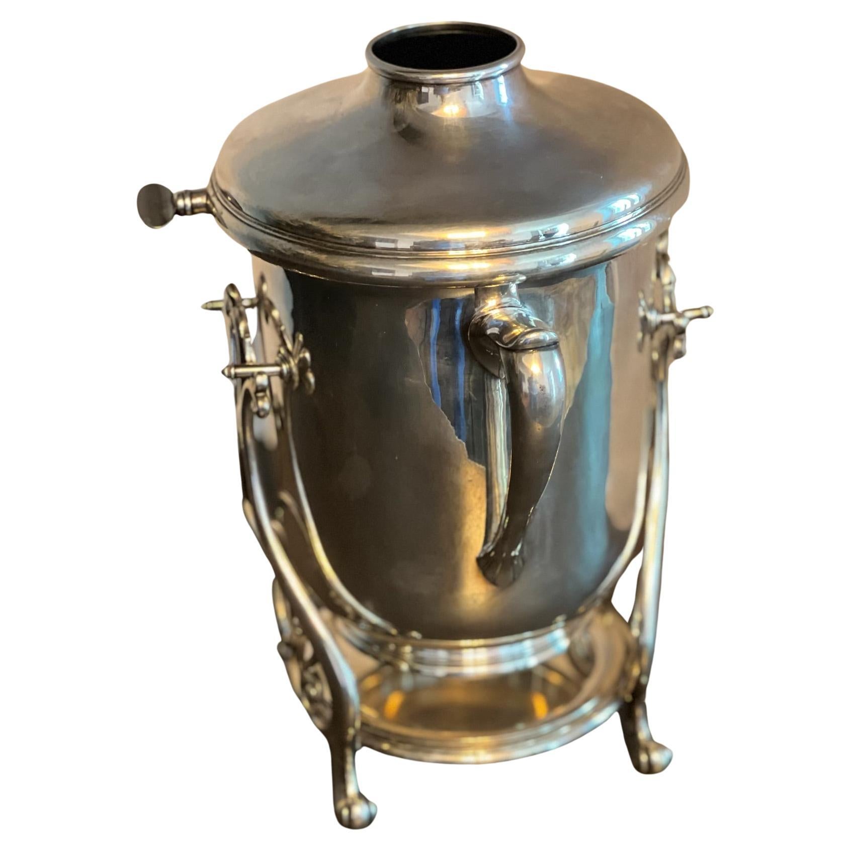 Christofle silver-plated champagne or wine cooler and bucket, circa 1935. 
In very good condition, it has all these items with their hallmarks. 
The bucket tilts to pour wine or champagne. 

This piece is in excellent condition. 

Hauteur : 31 cm