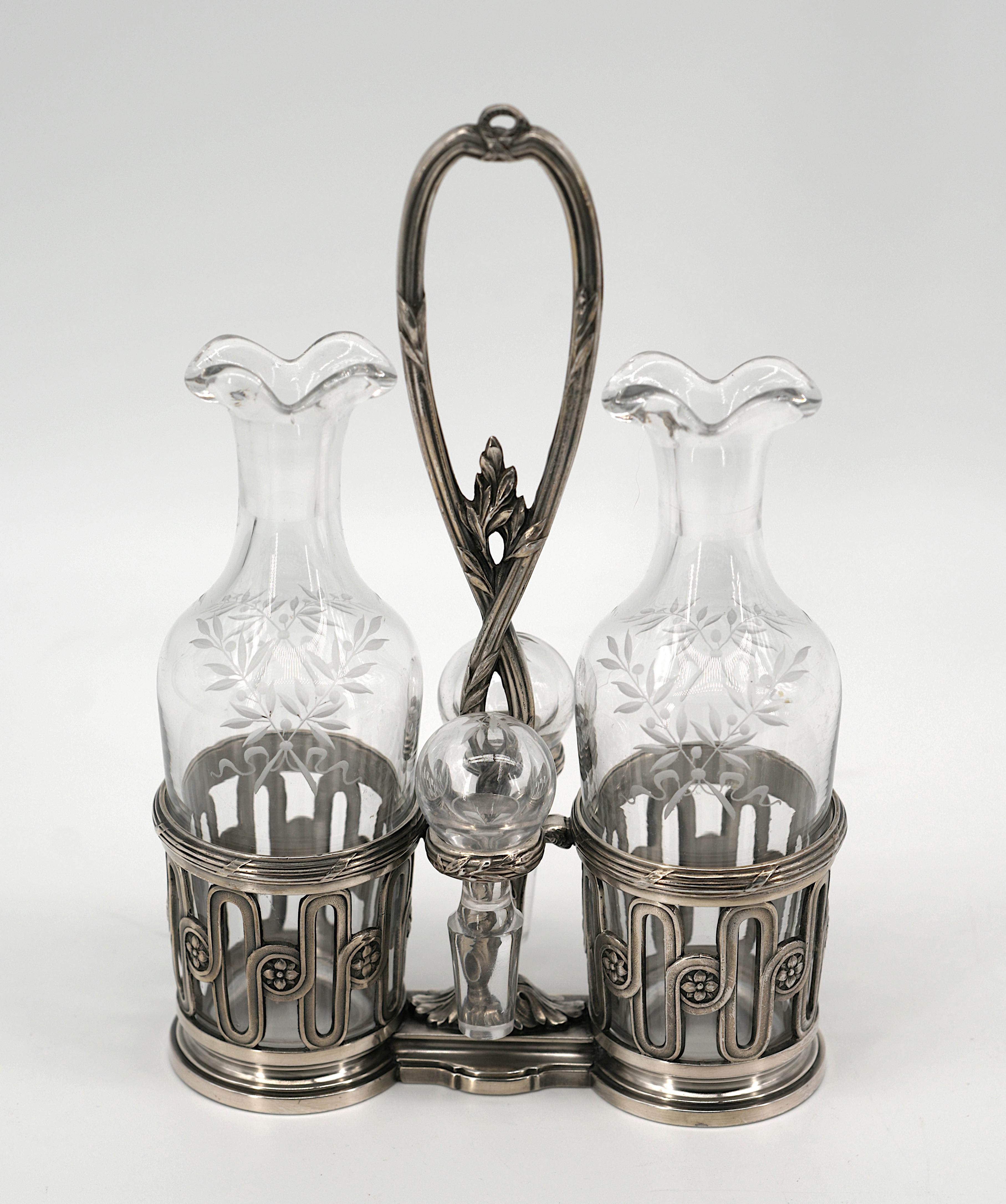 Set per olio e aceto in silverplate di Christofle, Francia, 1900 ca. Argenteria e cristallo. Altezza: 22 cm, larghezza: 14 cm, profondità: 5,3 cm. Timbro 