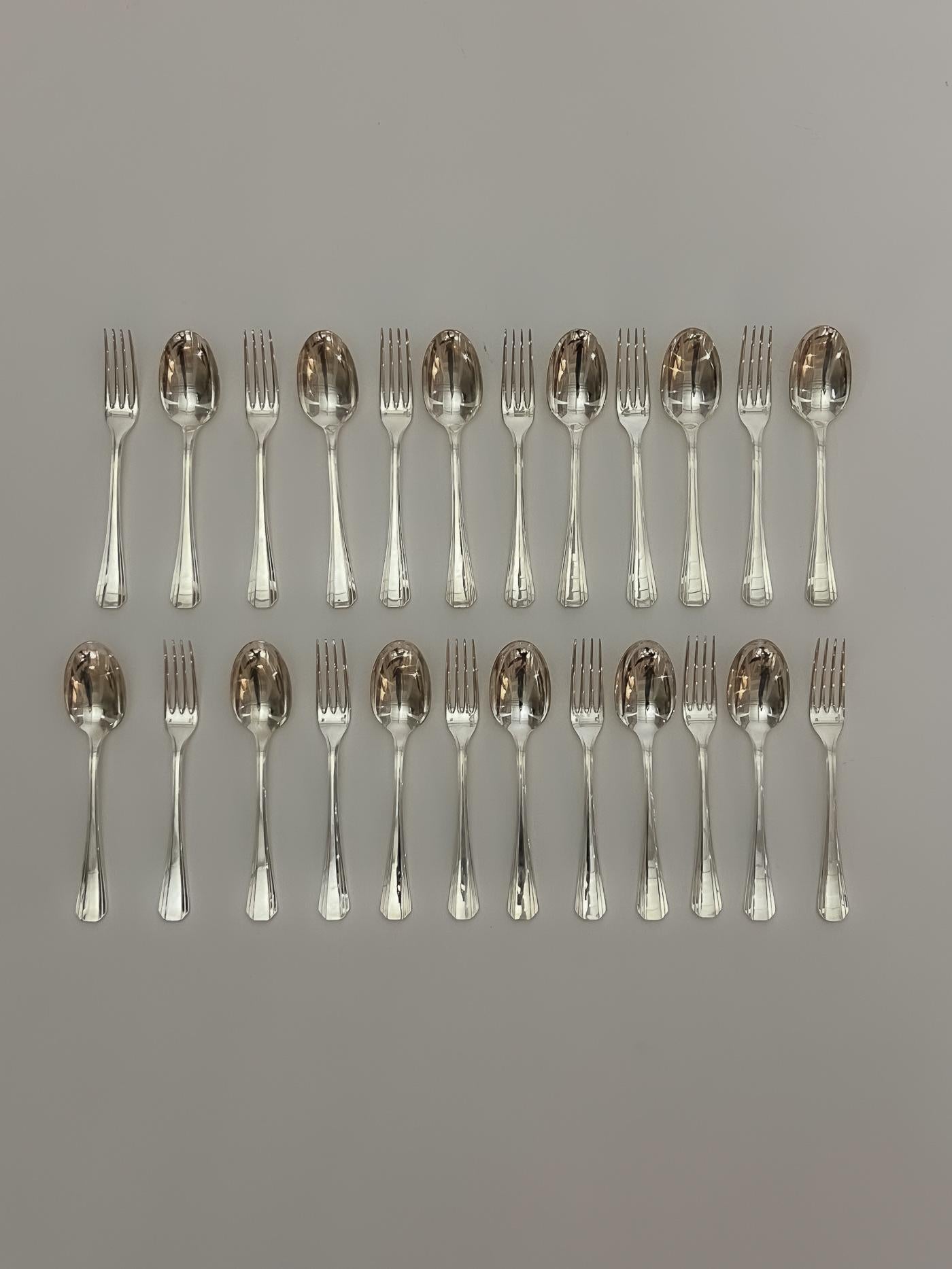 Silver-plated flatware set from Christofle, Boreal model designed by Luc Lanel in the 1930s. This flatware set consists of 12 forks and 12 soup spoons. In beautiful condition.
LP2226