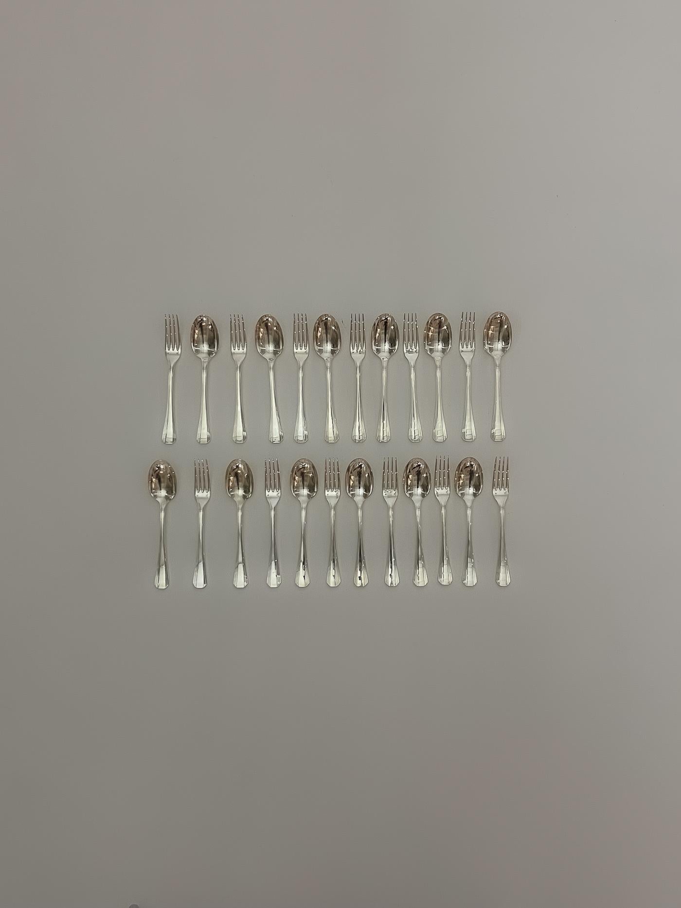 Christofle Silverware Set, 24 pieces In Good Condition For Sale In PARIS, FR