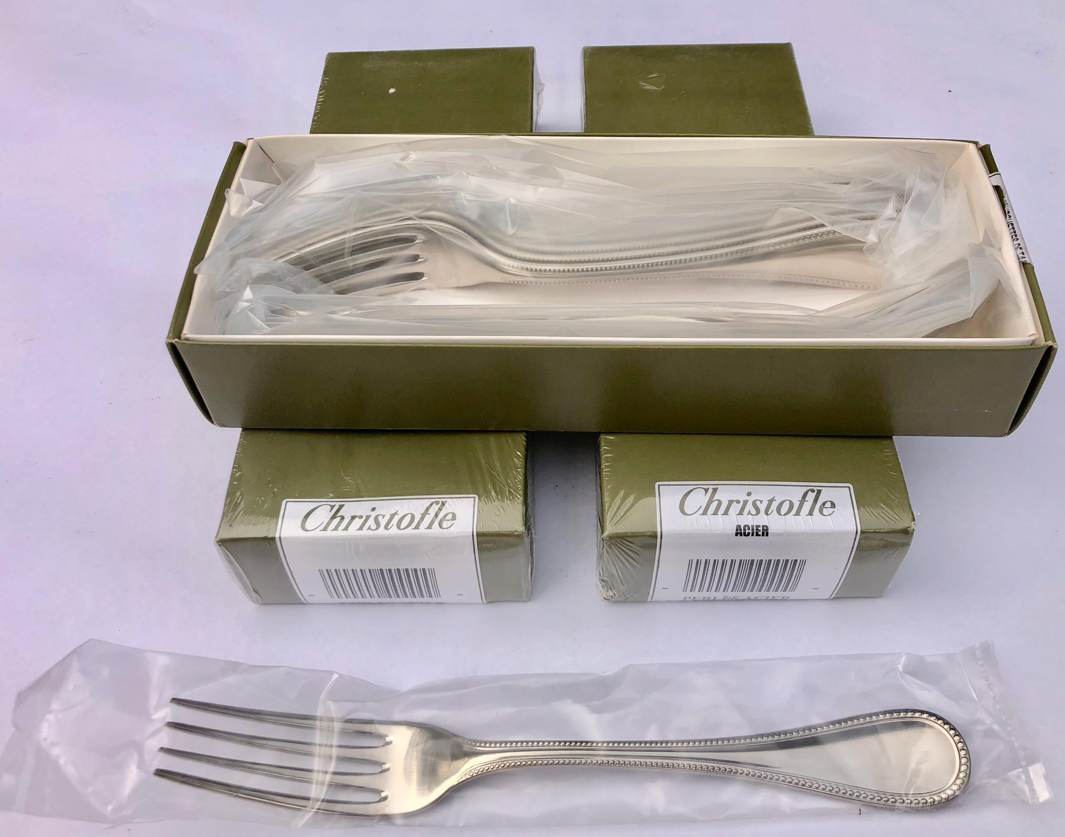 This French Christofle Perles stainless steel set consists of 162 pieces. All pieces are new and come in their original boxes in their original plastic covering.
3 Christofle boxes with 12 dinner forks (total 36) 21cm
3 Christofle boxes with 12