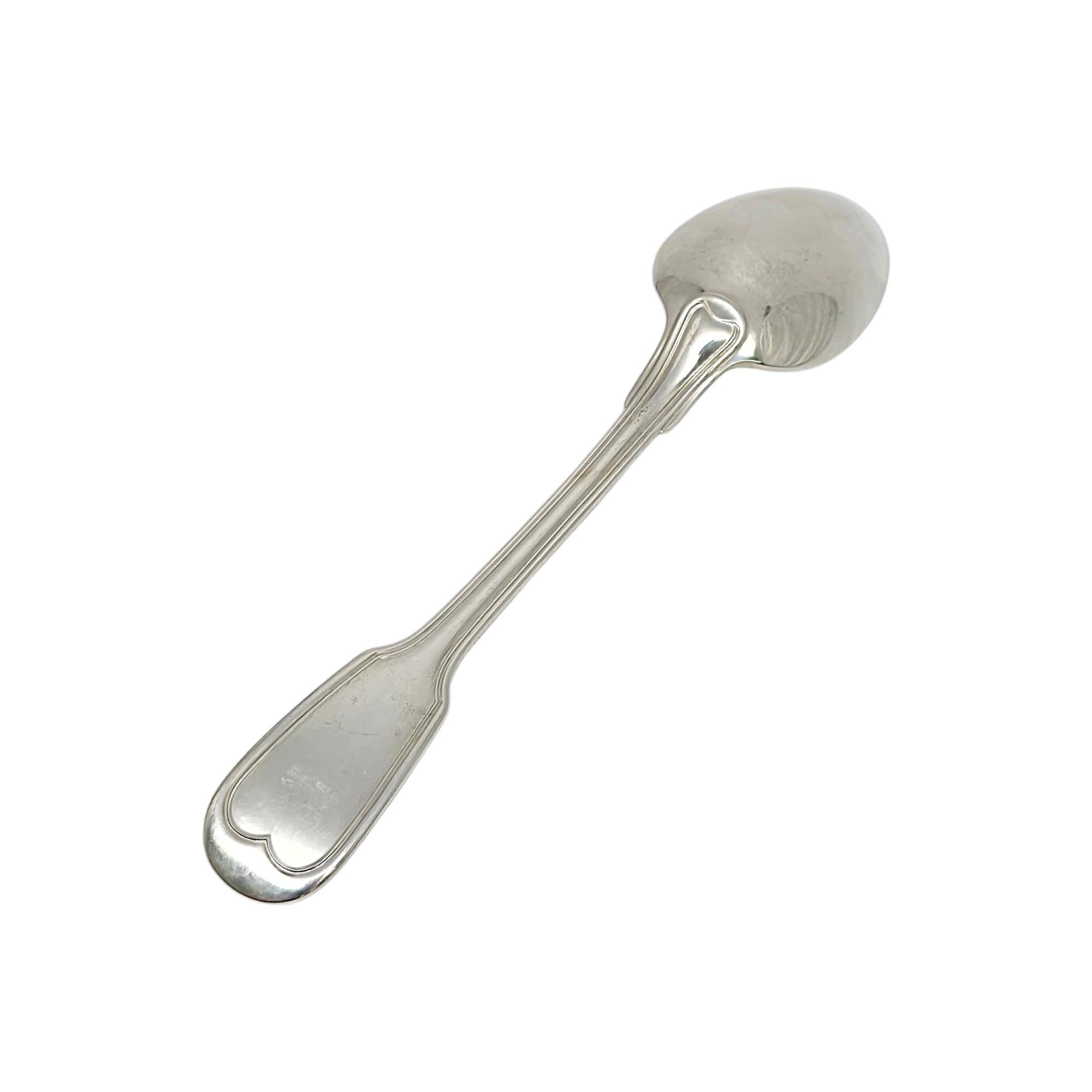 Cucchiaio da minestra ovale in argento sterling con motivo Chinon di Christofle France.

Il modello Chinon è stato in produzione dal 1991 al 2018. Presenta un classico manico a forma di violino. La B del marchio Minerva fa risalire questo articolo a