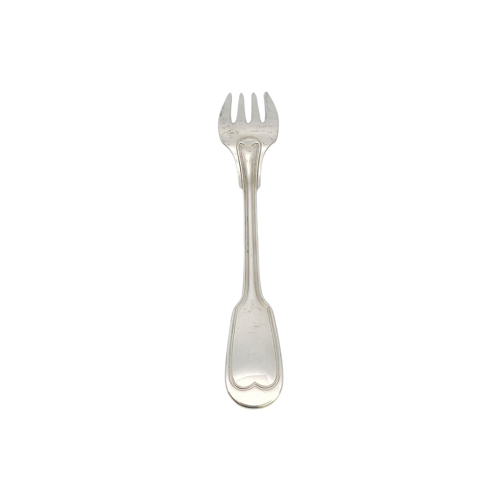 Fourchette à salade en argent sterling au motif de Chinon par Christofle France.

Le modèle Chinon a été produit de 1991 à 2018. Il est doté d'une poignée au design classique de violon. Le B du poinçon de Minerva permet de dater la fabrication de
