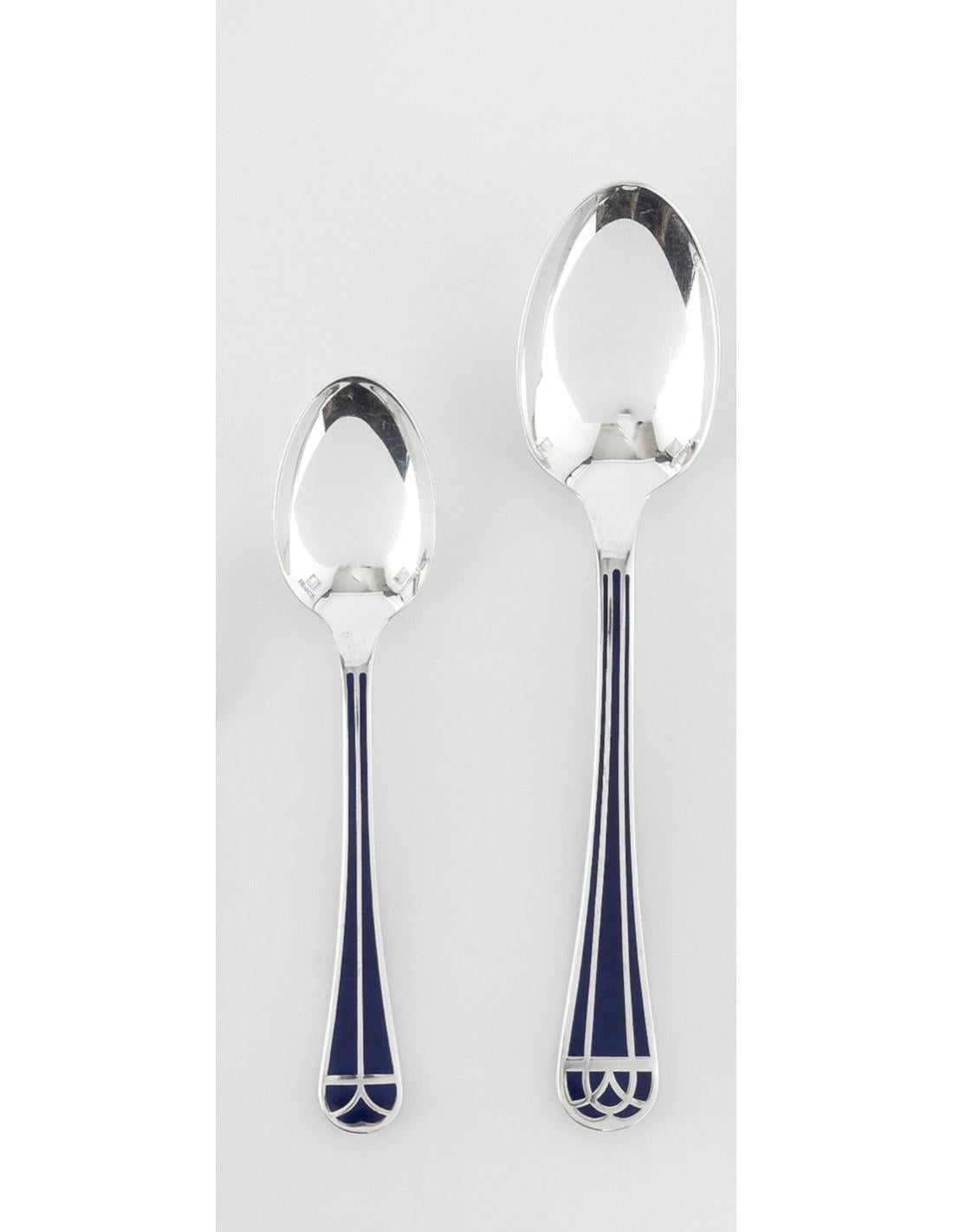 TALISMAN cutlery set in silver-plated metal and blue Chinese lacquer, comprising 

6 table spoons

6 table forks 

6 table knives

6 teaspoons 

This cutlery combines silver and authentic Chinese lacquer, mineral and plant materials, using the