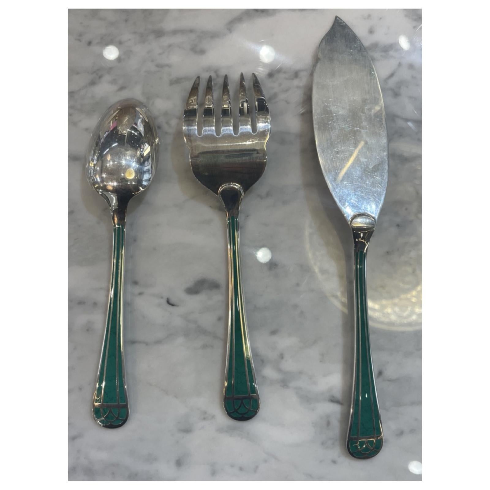 Christofle, Talisman model
silver plated cutlery set including:

- 6 large forks
- 6 large knives
- 6 fish forks
- 6 fish knives
- A fish serving cutlery (fork and knife)
- 5 dessert forks
- 6 dessert knives
- 2 large tablespoons (for
