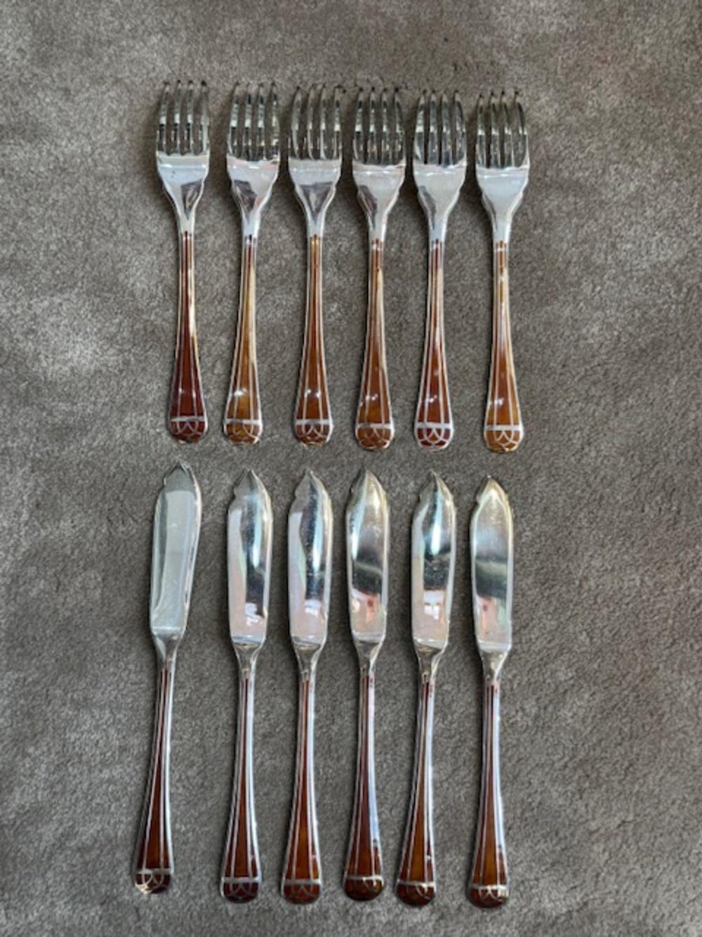 Set of six forks and six fish knives.
“TALISMAN” model cutlery in silver-plated metal and tortoiseshell or sienna Chinese lacquer.
Master silversmith's hallmark and signature.

An additional dozen available on request.

Mint condition, some in