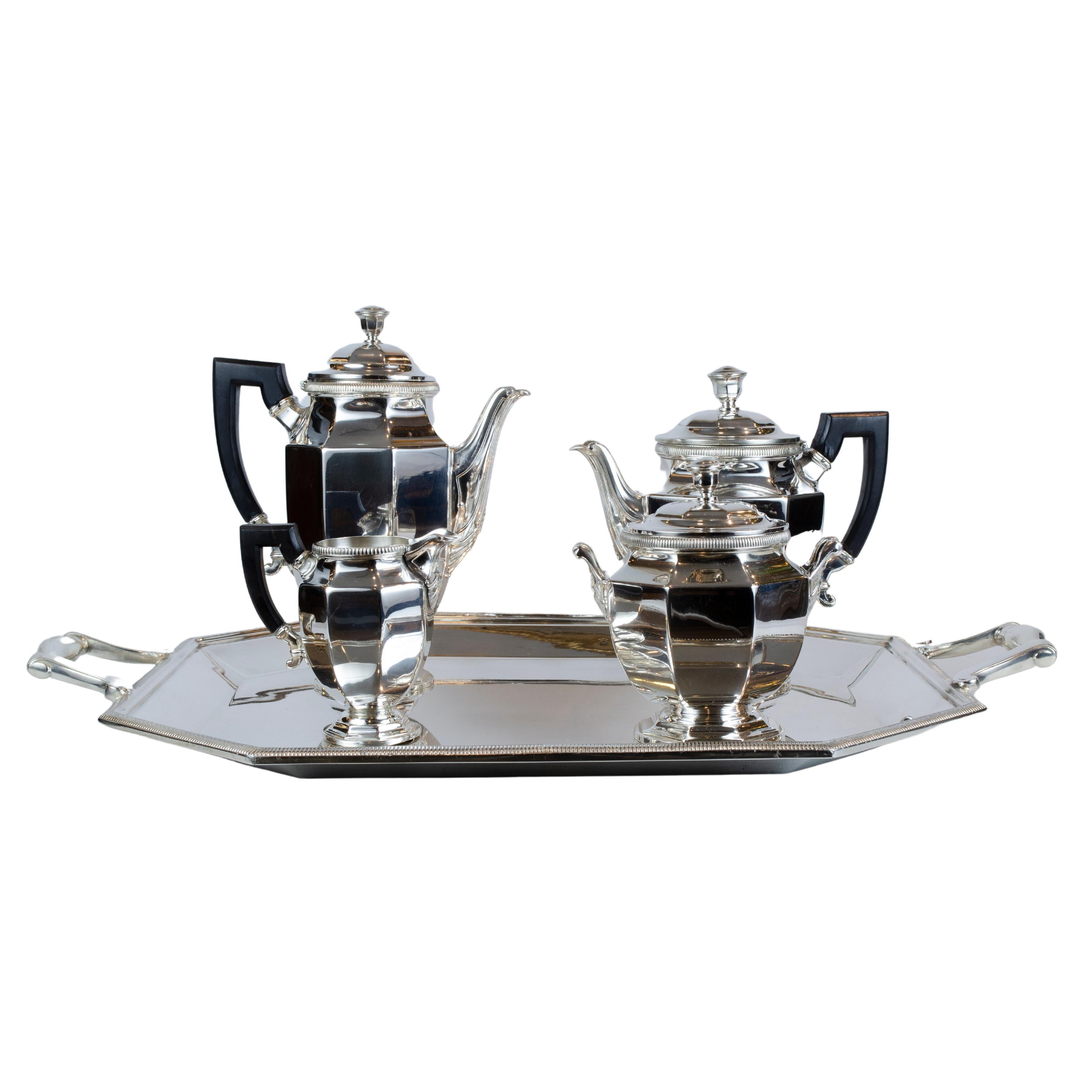 Gallia by Christofle Art Déco - Coffee and tea service - Silver plated
Superb Art Deco Gallia by Christofle tea and coffee set made of silvered metal with ebony handles. It includes: - a tray: 47 cm x 40. 5 cm - a coffee pot: 23. 5 cm - a sugar