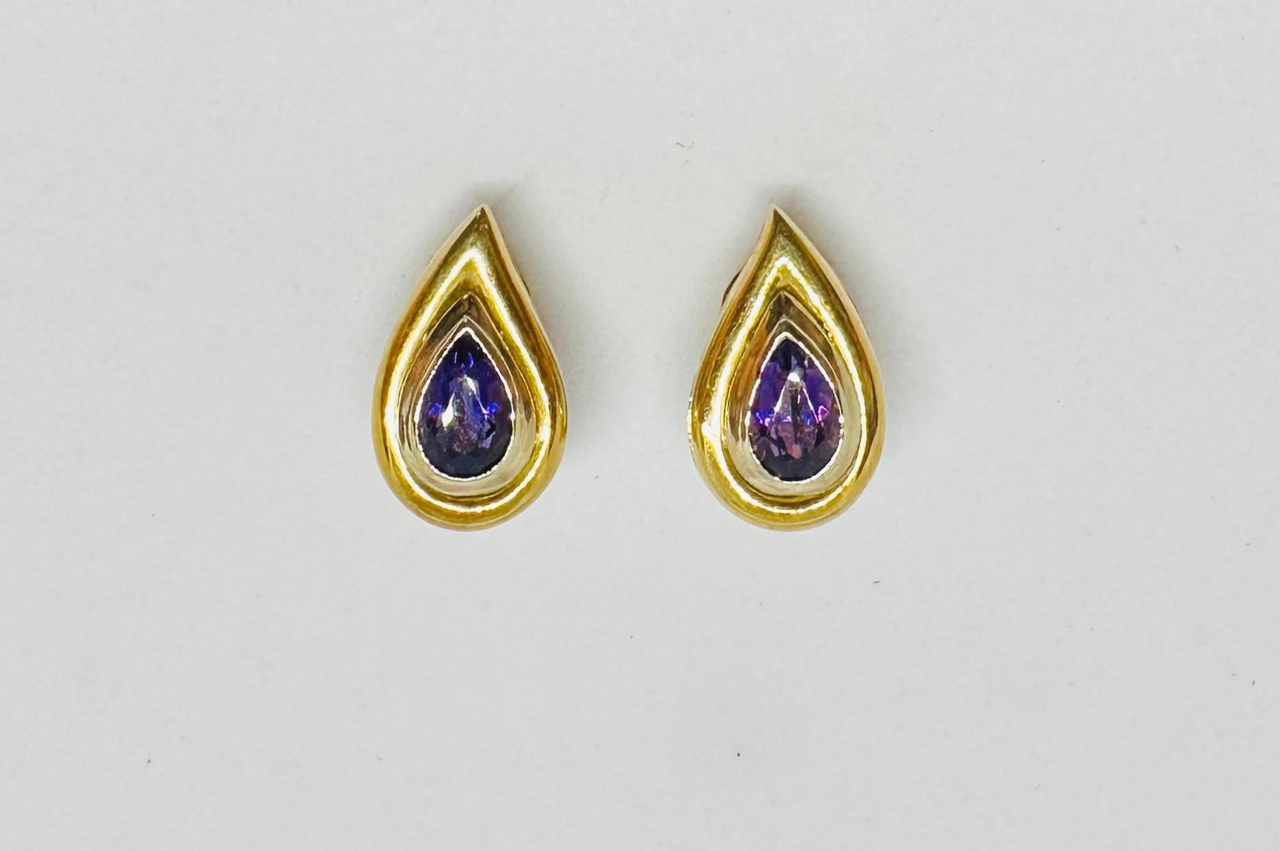 Beautiful and extremely rare teardrop-shaped ear clips in 18K yellow and white gold with faceted amethysts by Christofle Paris.

In addition to 