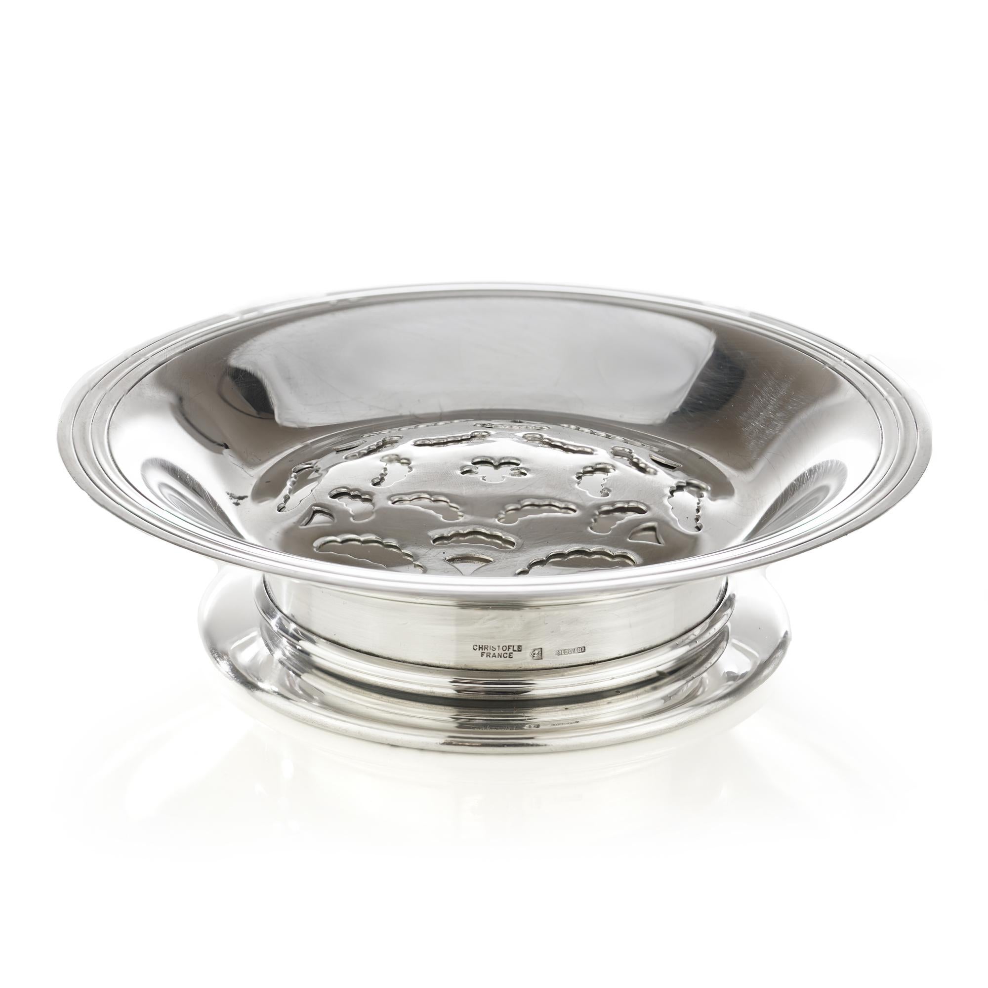 Christofle vintage silver plated butter Curler Press Dish / Butter Server Dish
Fabriqué en France, 1935 - 1983
Entièrement poinçonné.

Cette pièce fait office de presse à beurre/serveur et produit des boucles de beurre décoratives pour une