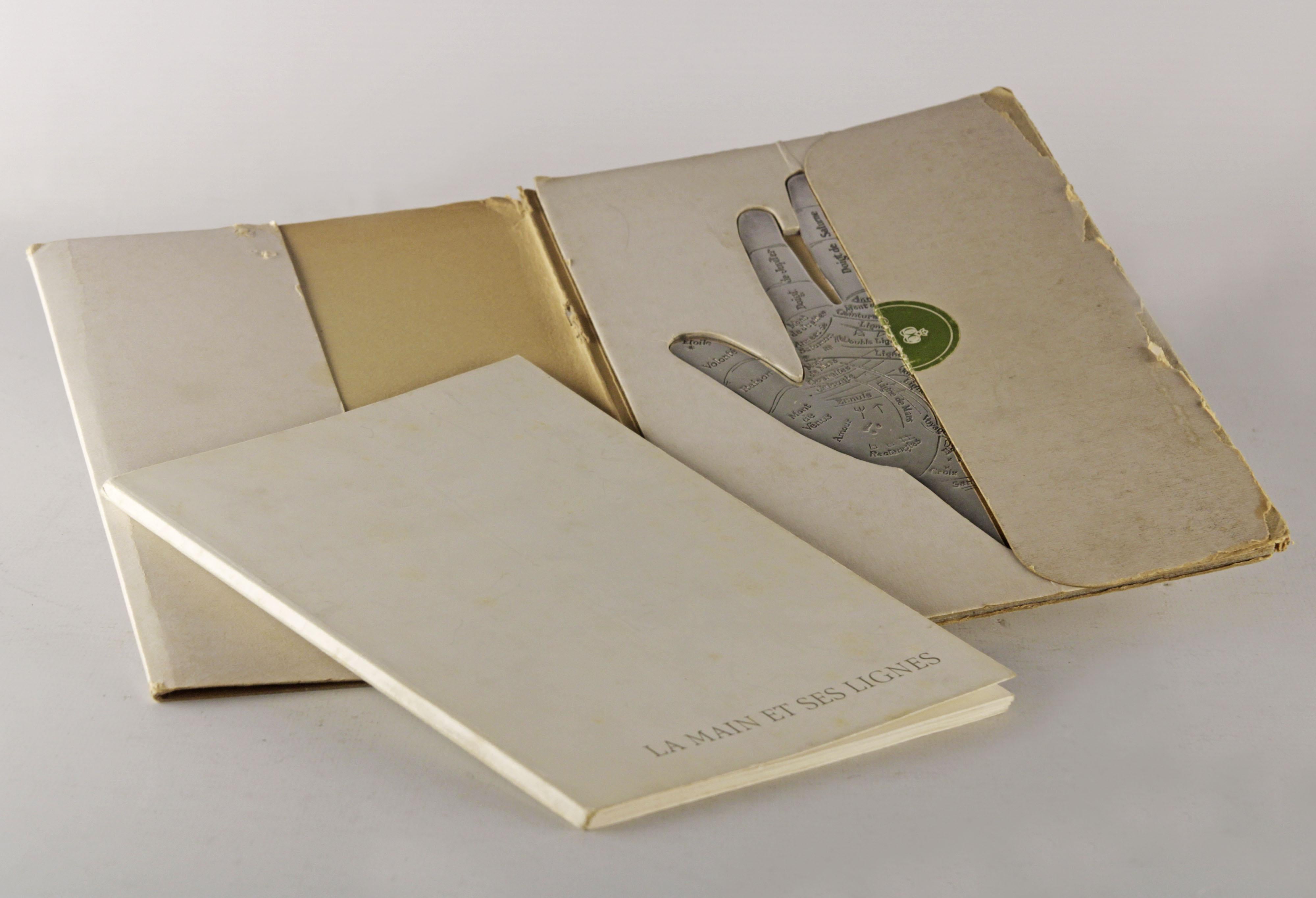 Christofle's 'Die Hand des Schicksals': Silberner Handlese-Briefbeschwerer und Booklet (Moderne) im Angebot