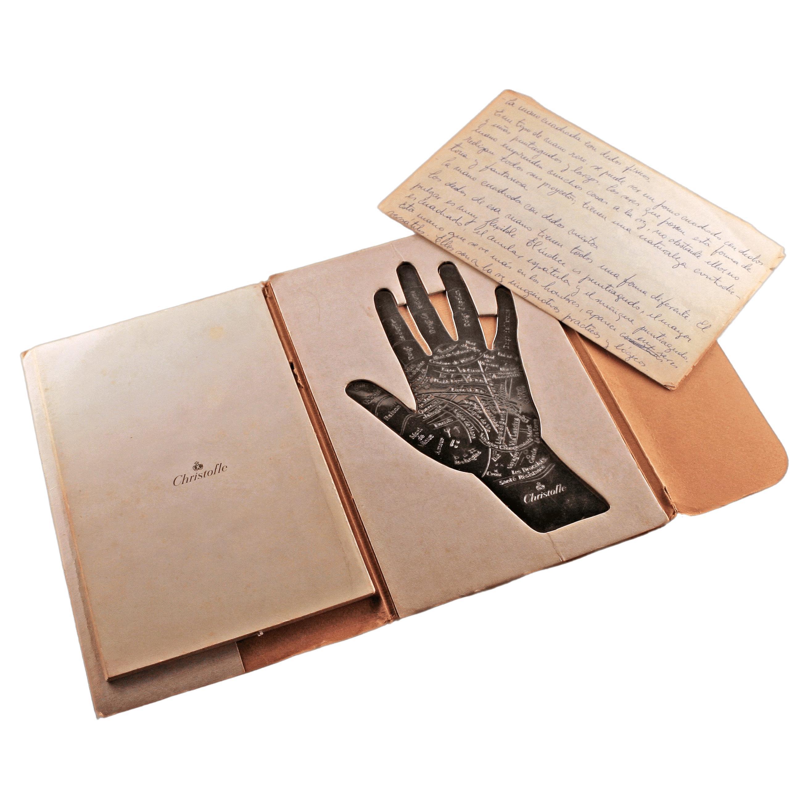 Christofle's 'Die Hand des Schicksals': Silberner Handlese-Briefbeschwerer und Booklet im Angebot