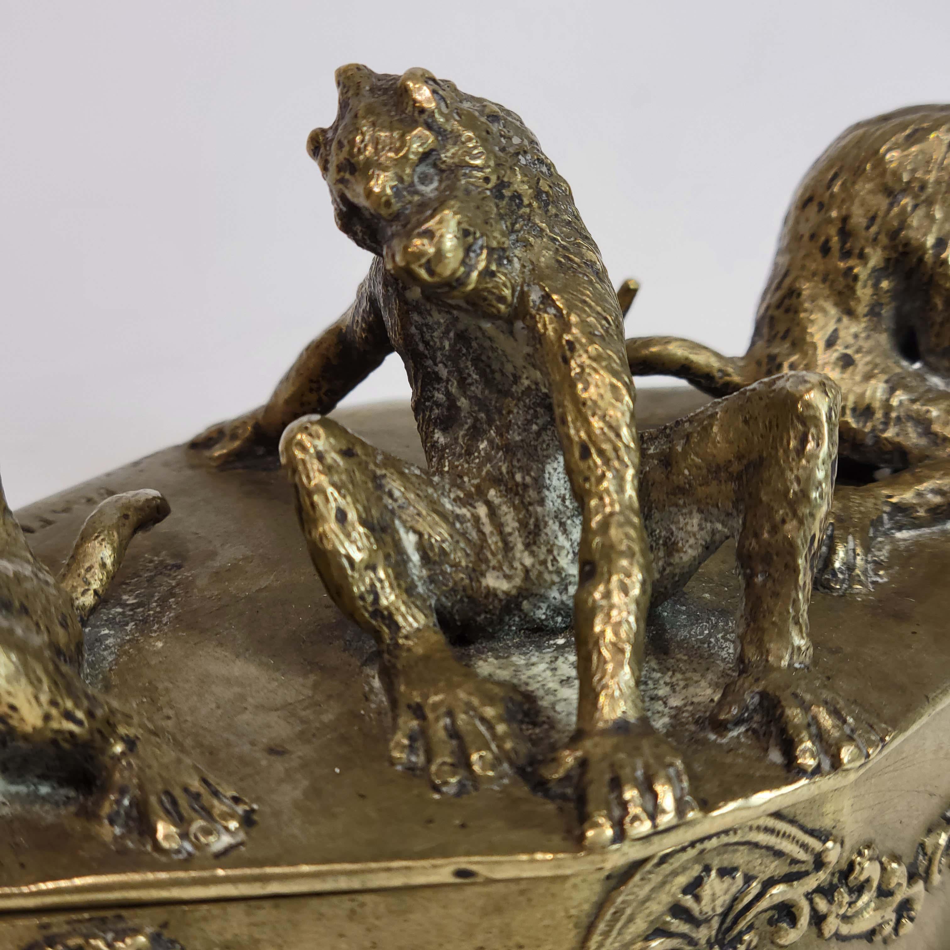 Milieu du XIXe siècle Une rare boîte en bronze avec trois singes de Christope Fratin (Français, 1801-1864)