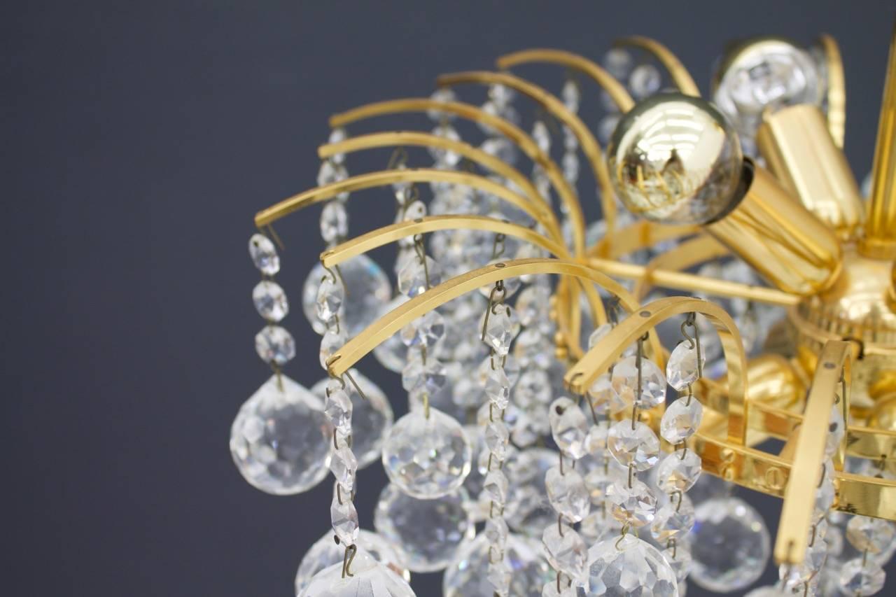 Christoph Palme chandelier in gilded brass and crystal glass from the late 1970s in an excellent condition. For eight light bulbs, each with a E14 socket and countless hand-polished glass balls. Very high quality and in very good condition. The