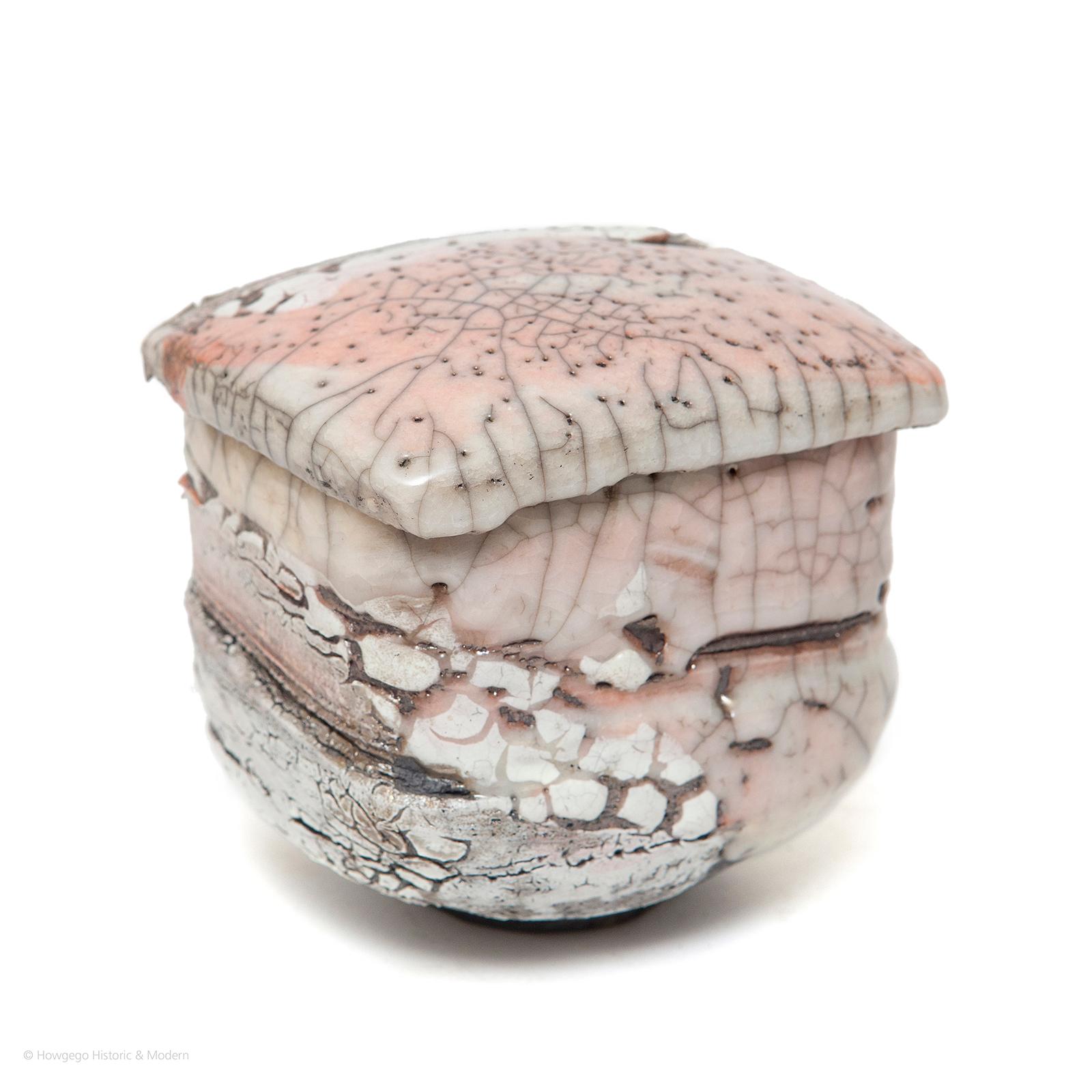 Tedesco Christoph Zange Ciotola da tè cermoniale in Raku nero e coperchio Vaso di stoccaggio in vendita