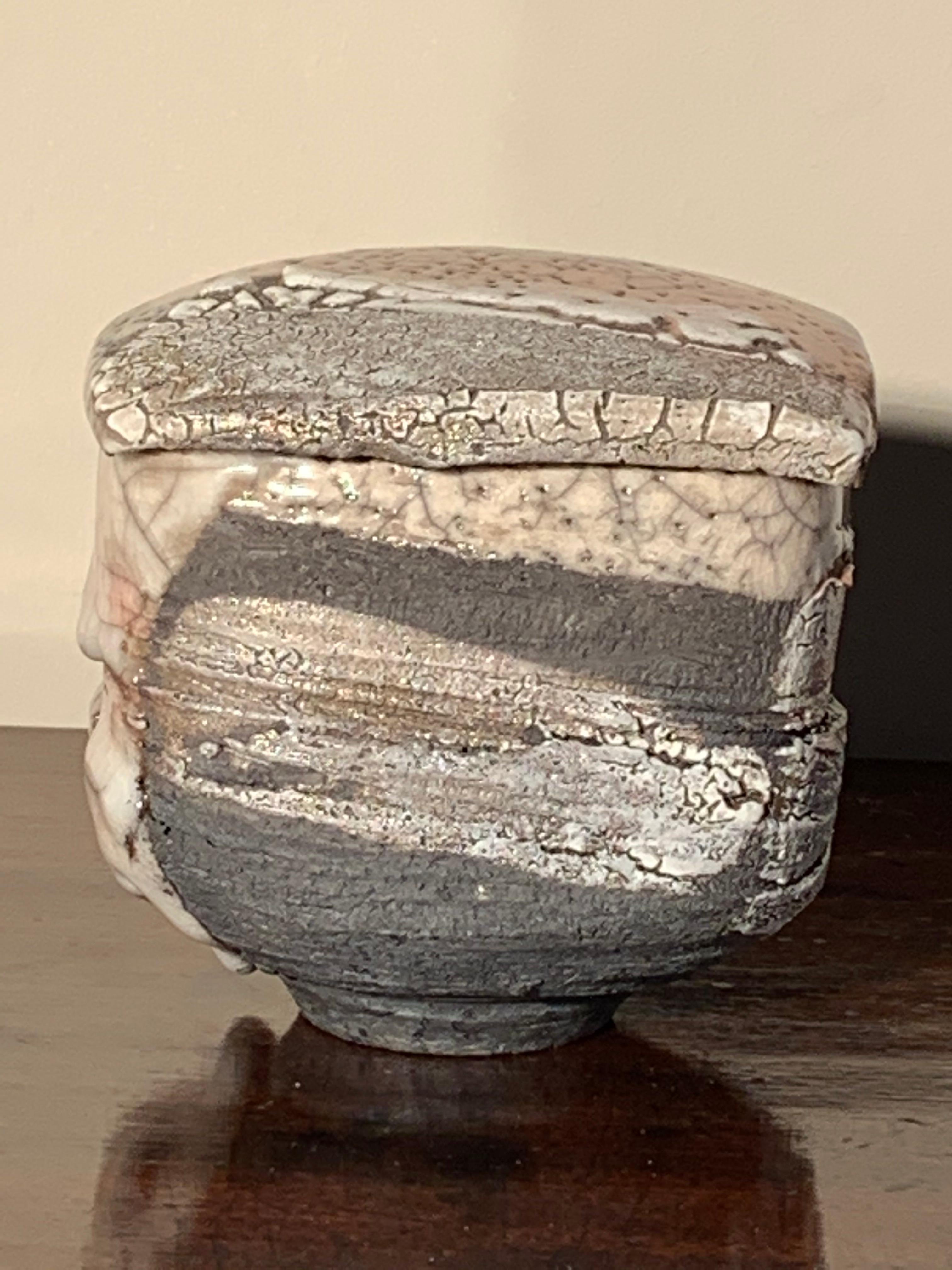Smaltato Christoph Zange Ciotola da tè cermoniale in Raku nero e coperchio Vaso di stoccaggio in vendita