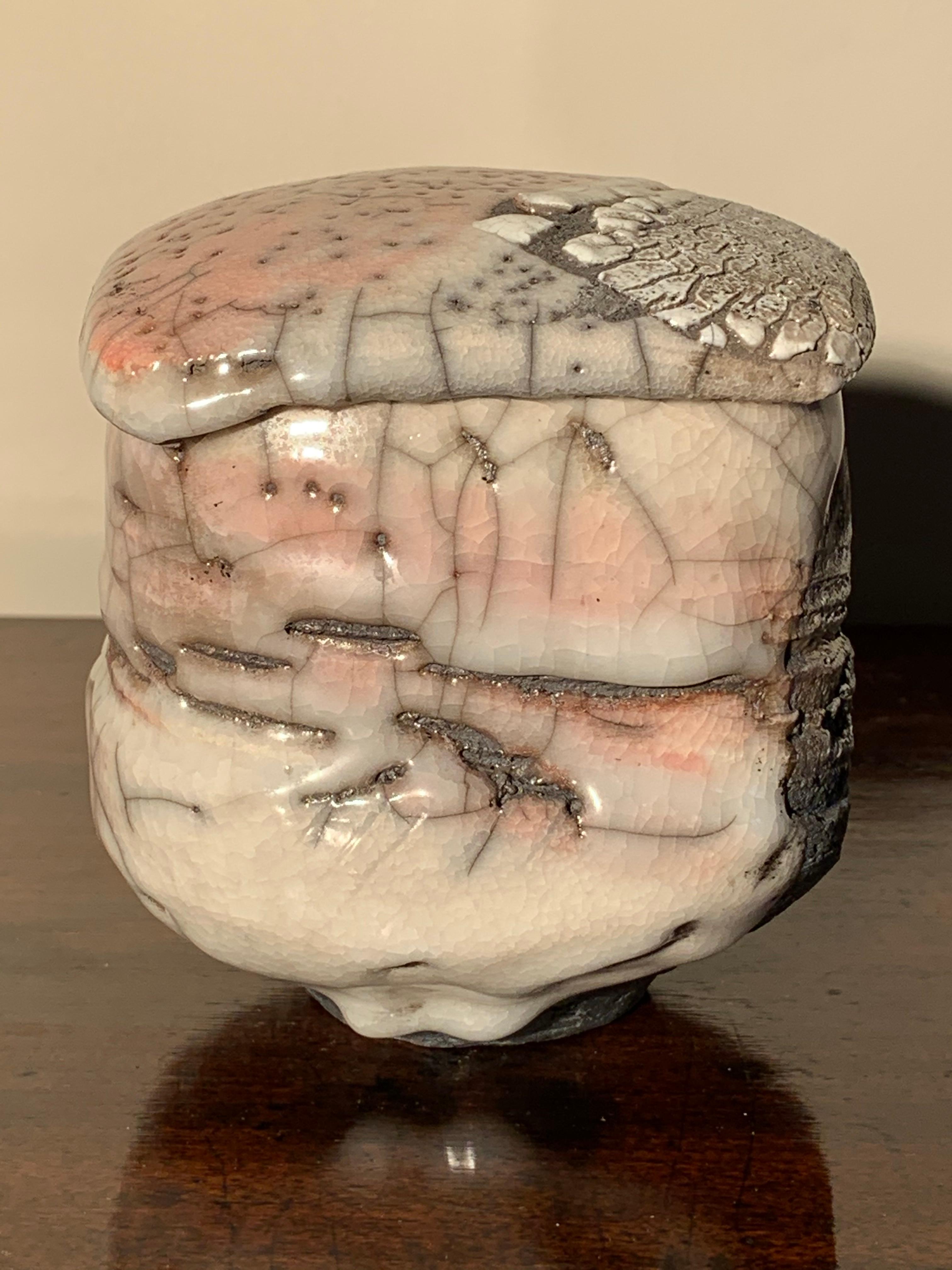 Terracotta Christoph Zange Ciotola da tè cermoniale in Raku nero e coperchio Vaso di stoccaggio in vendita