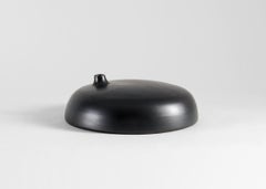 Christophe de Mons pour l'Atelier des Potiers, Vase noir plat, France, 2024.