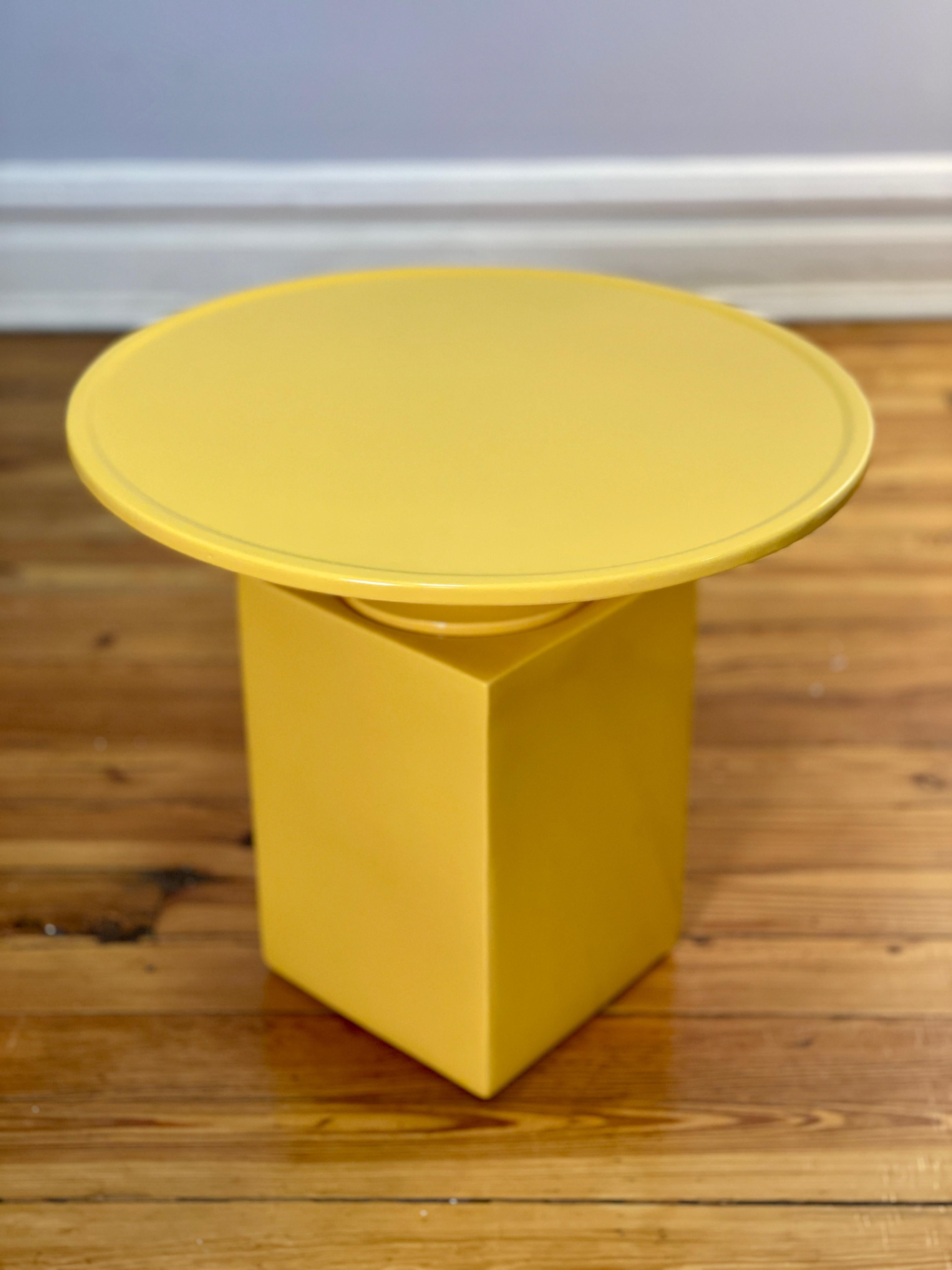 Cette table d'appoint contemporaine fait partie de la Collection Delcourt. Édition de Christophe Delcourt et conception de Vincent Dupont-Rougier.  La table d'appoint OUK est en céramique et magnifiquement émaillée d'un ton jaune vibrant. Son design